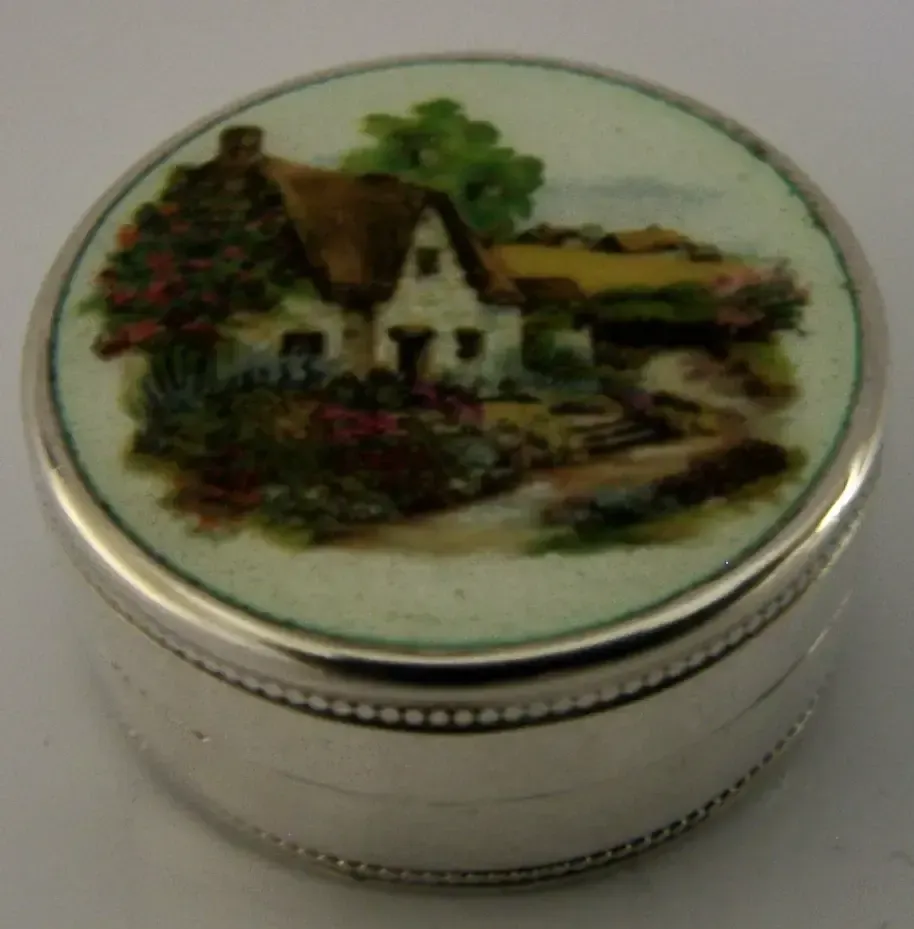 Fraai massief sterling zilveren emaille doosje met landhuisscène, 1983 photo for sale