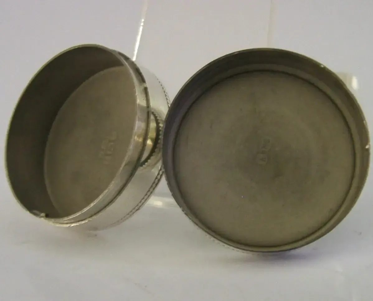 Fraai massief sterling zilveren emaille doosje met landhuisscène, 1983 photo vinterior