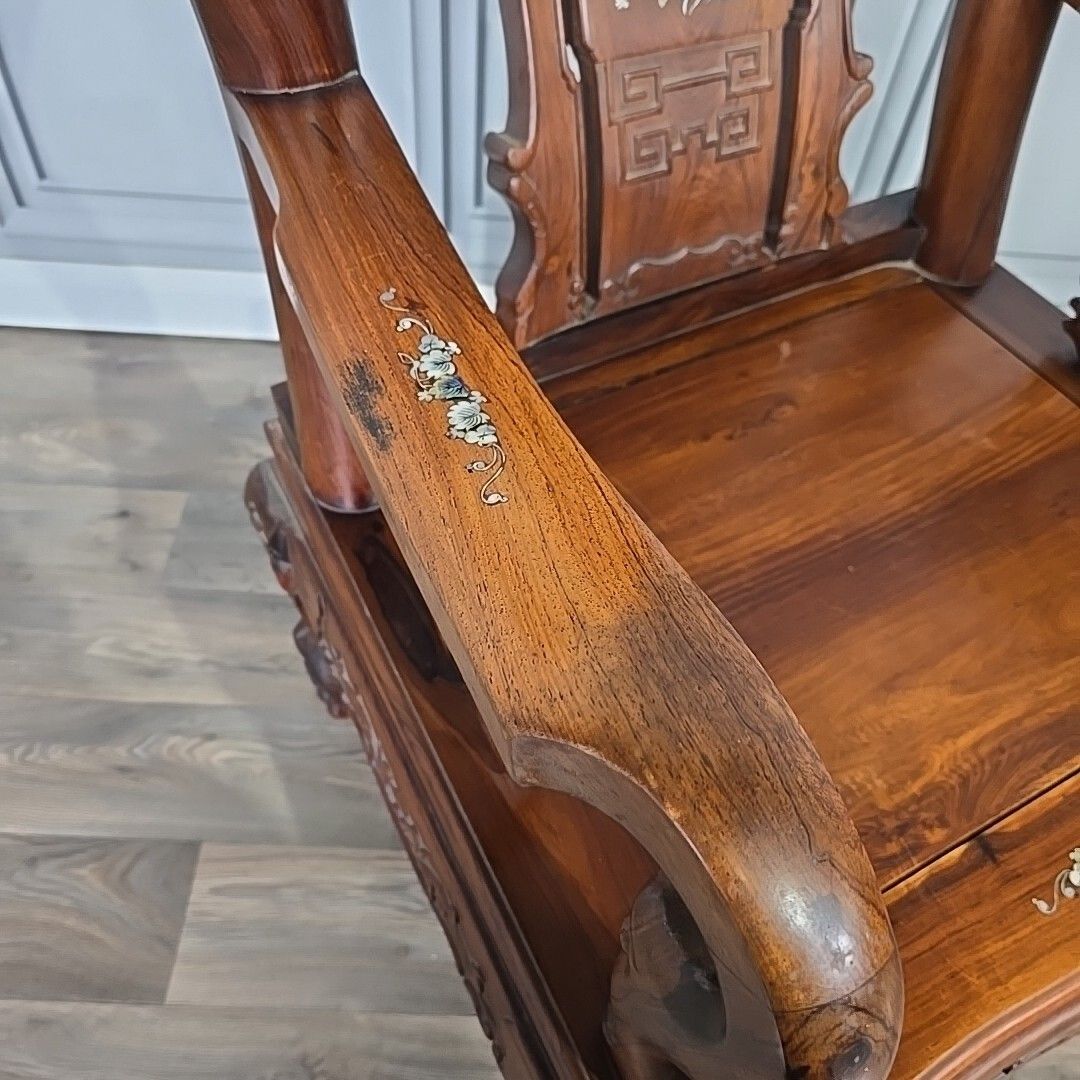 photo furniture Antique Chinese Arm Chair Oriental Carved Heavy Rosewood Throne Mother Pearl