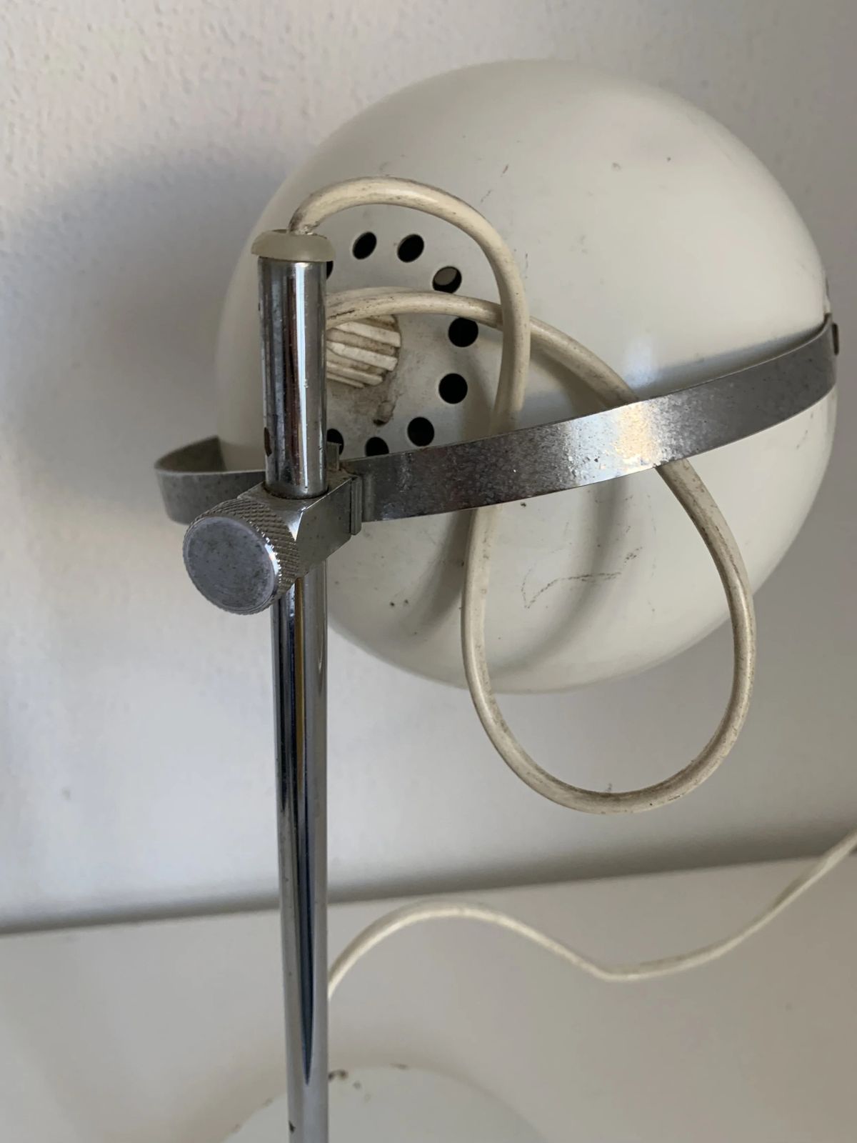 photo furniture Large Vintage 1960 White Eyeball Mid Century Desk Lamp   44 Cm