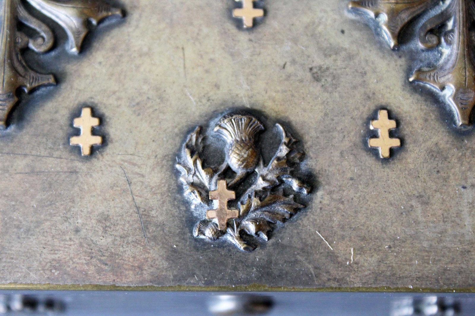 photo furniture Boîte d'époque fin XIXe siècle, début XXe siècle, plaquée argent sur laiton, décoration en cuivre croix de Lorraine et chardon écossais, doublure en satin touffeté