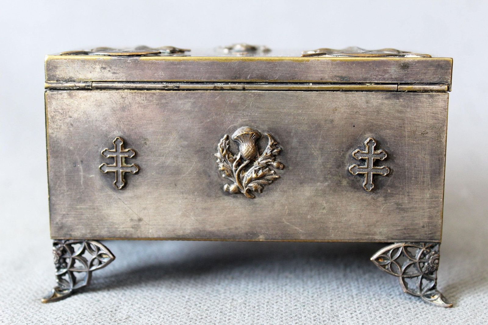 photo vinterior Antique Late 19th Century, Early 1900s Silver Plated On Brass Box, Copper Cross De Lorraine Decoration, Scottish Thistle, Satin Tufted Lined