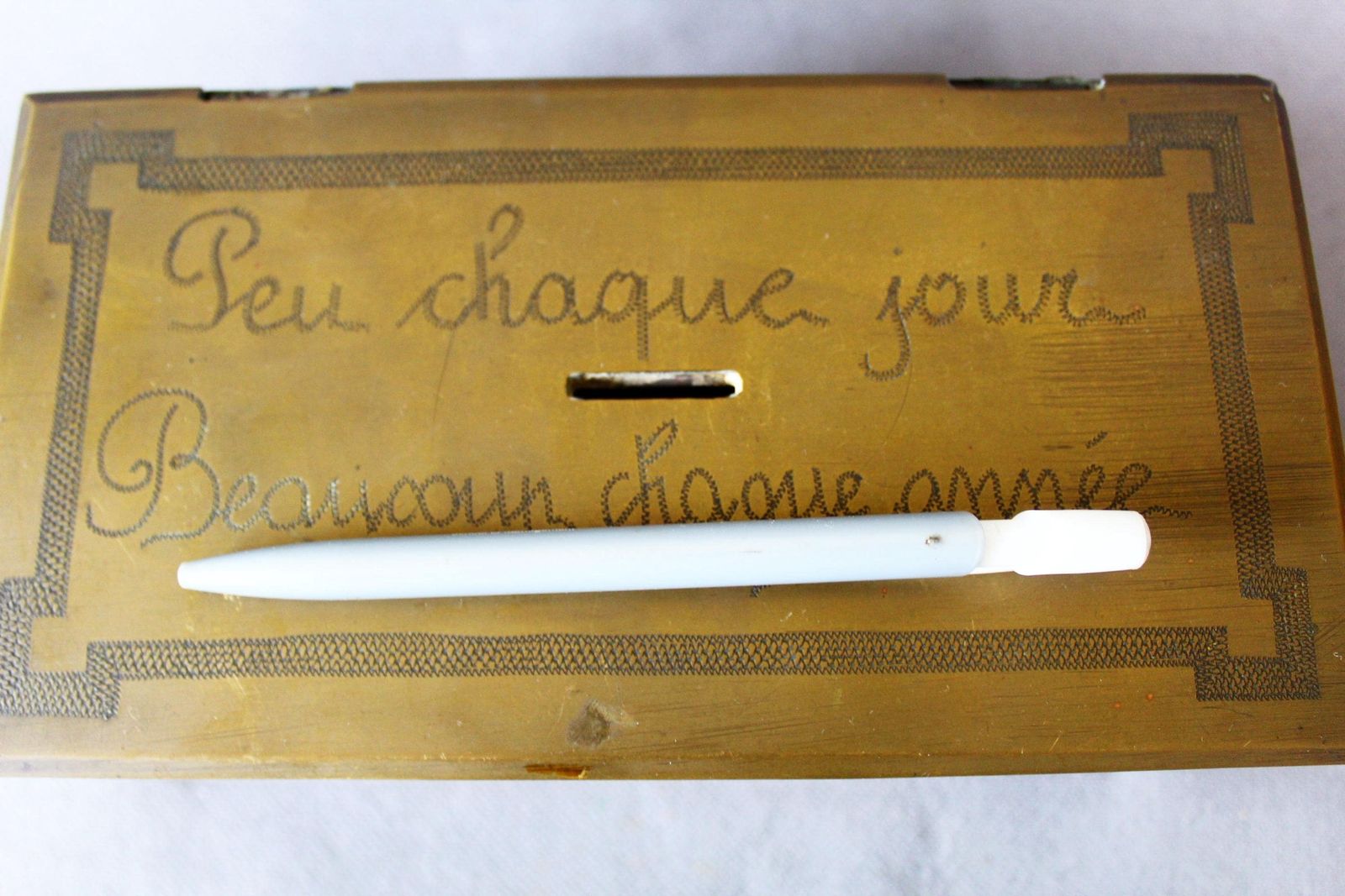 Cassette forte d'époque en laiton massif, faite main, gravée main, papillon, prénom Irene, dicton français, plus de 2 kilos, sans clé photo 65.0