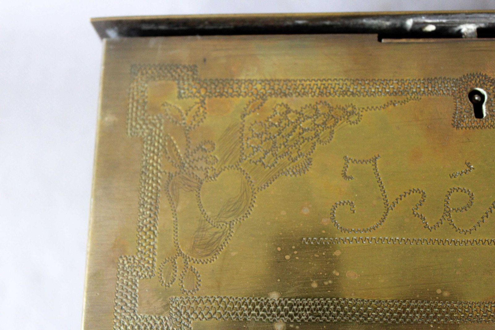 photo furniture Cassette forte d'époque en laiton massif, faite main, gravée main, papillon, prénom Irene, dicton français, plus de 2 kilos, sans clé