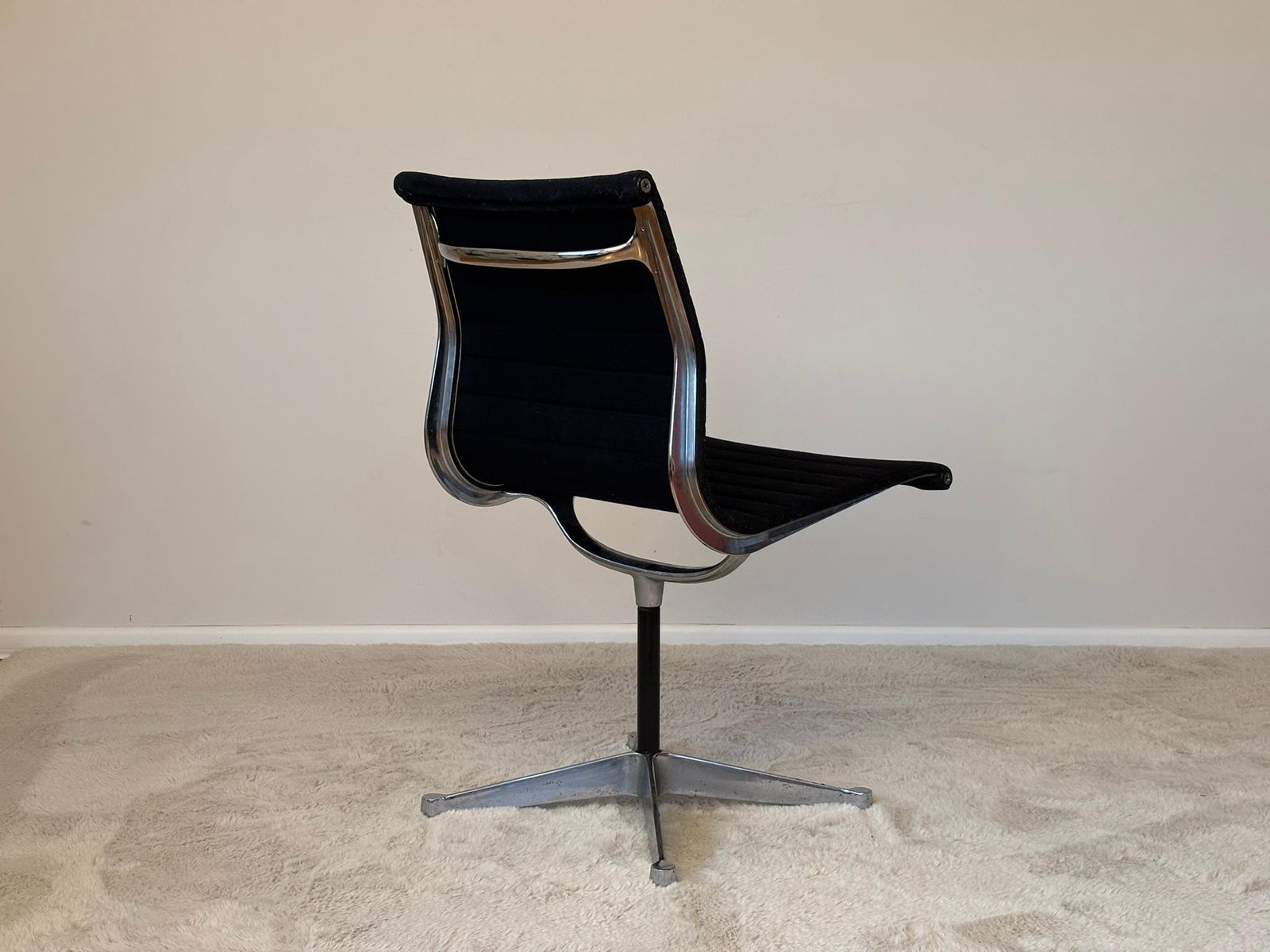 Model Ea 105 Aluminium Swivel Chair By Eames For Herman Miller, 1970s photo vintage