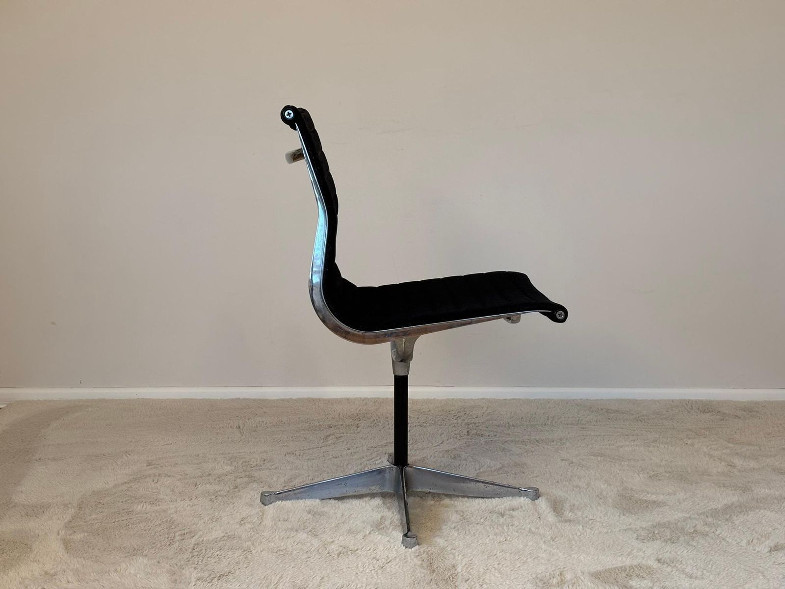photo furniture Model Ea 105 Aluminium Swivel Chair By Eames For Herman Miller, 1970s
