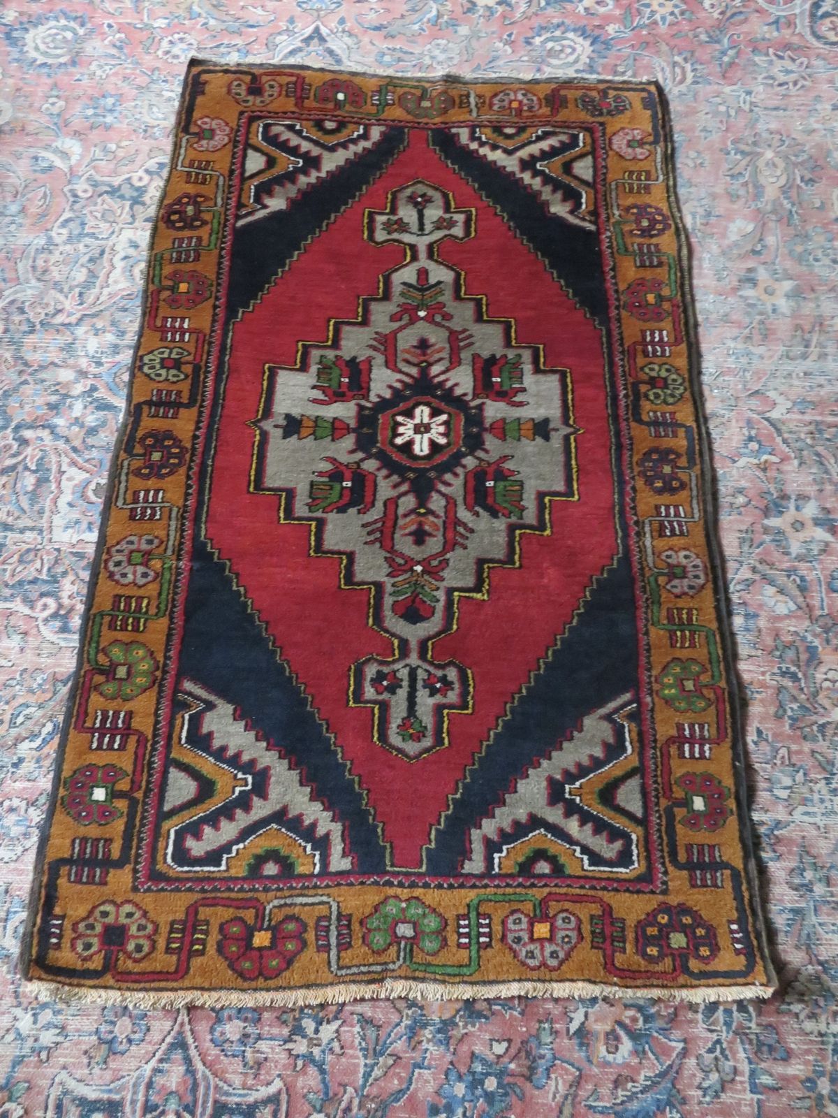 photo vintage Old Turkish Yahyali Village Rug. 148cm X 90cm.