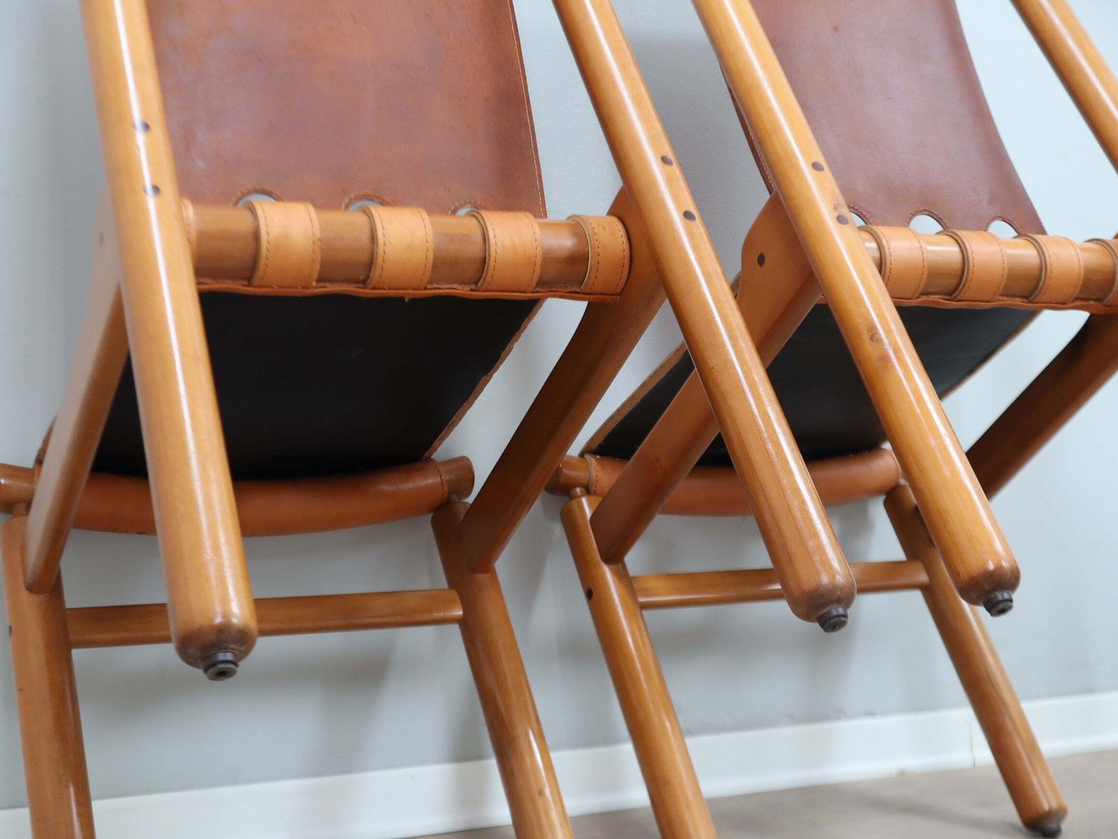 photo vintage Set Of 4 Ilmari Tapiovaara For La Permanente Walnut And Leather Chairs 1960s