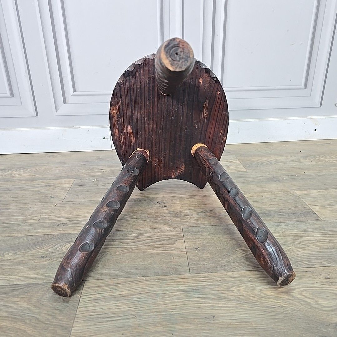 photo vintage Retro Vintage Spanish Stool Brutalist Wooden Carved Horseshoe Tripod Seat
