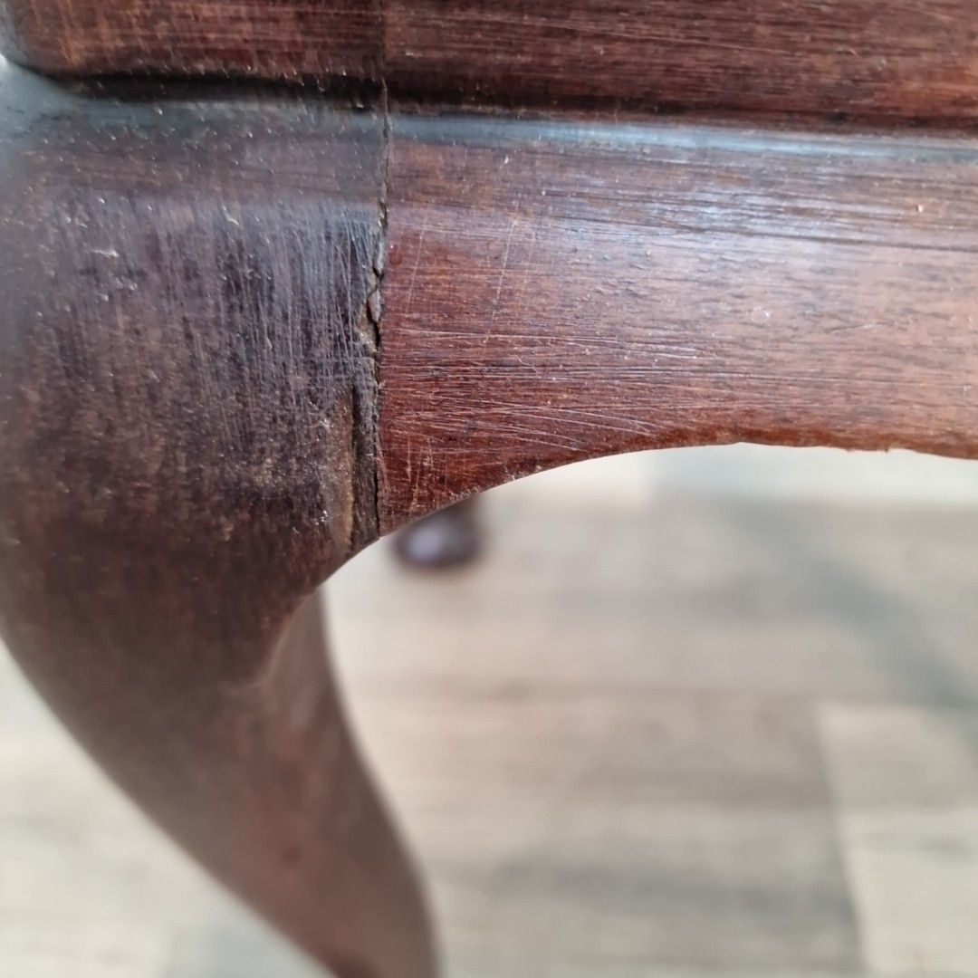 photo vintage Antique Upholstered Piano Stool Solid Wood Footstool Queen Anne Ball Claw Feet