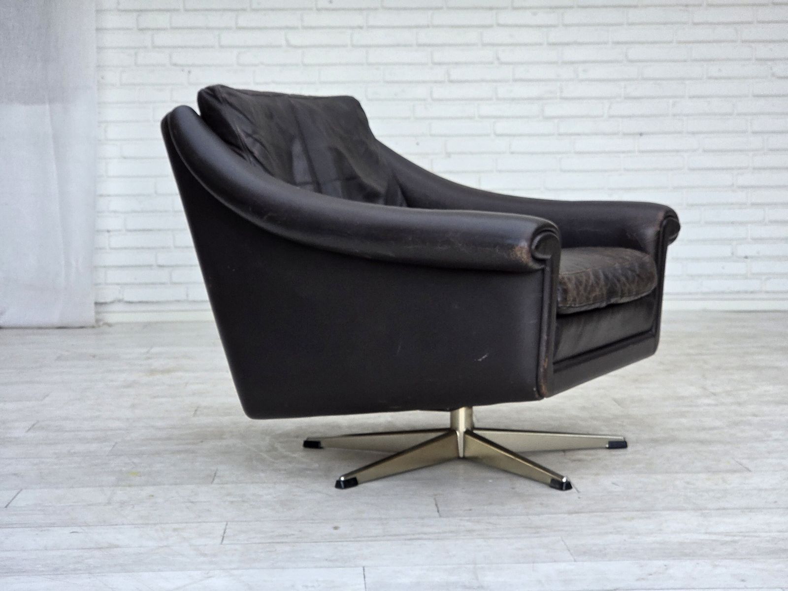 Ca. Jaren 1960, Deense Draaifauteuil Van Aage Christensen, Meubelsleder. photo Meubels