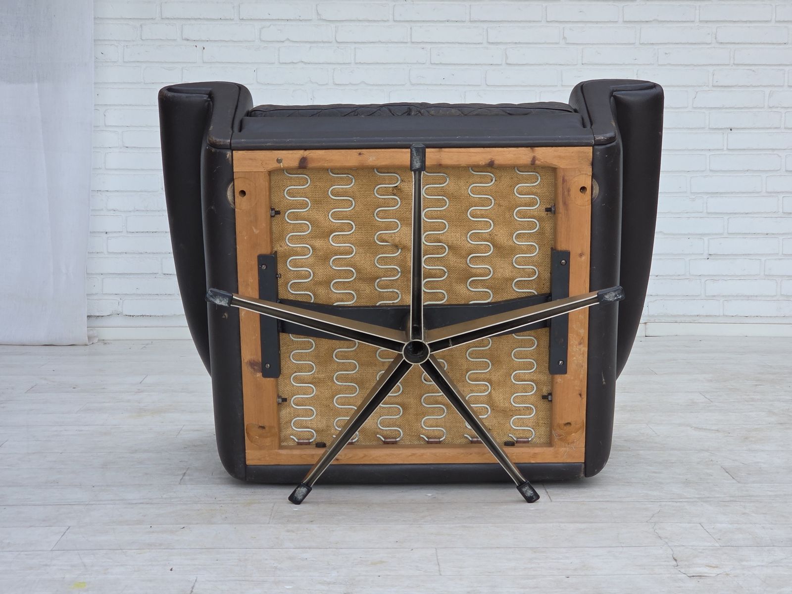 photo buy Ca. Jaren 1960, Deense Draaifauteuil Van Aage Christensen, Meubelsleder.