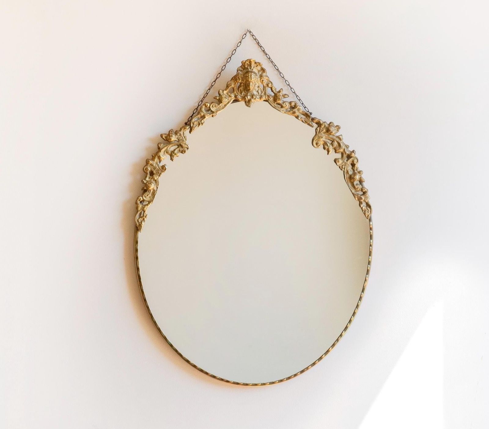 Vintage Messing Ovale Wandspiegel – Art Nouveau / Jugendstil Stijl Ca. Jaren 1950 – Decoratieve Gouden Schouwspiegel