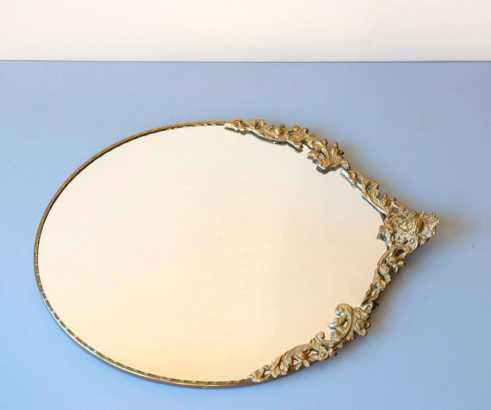 photo for sale Vintage Messing Ovale Wandspiegel – Art Nouveau / Jugendstil Stijl Ca. Jaren 1950 – Decoratieve Gouden Schouwspiegel