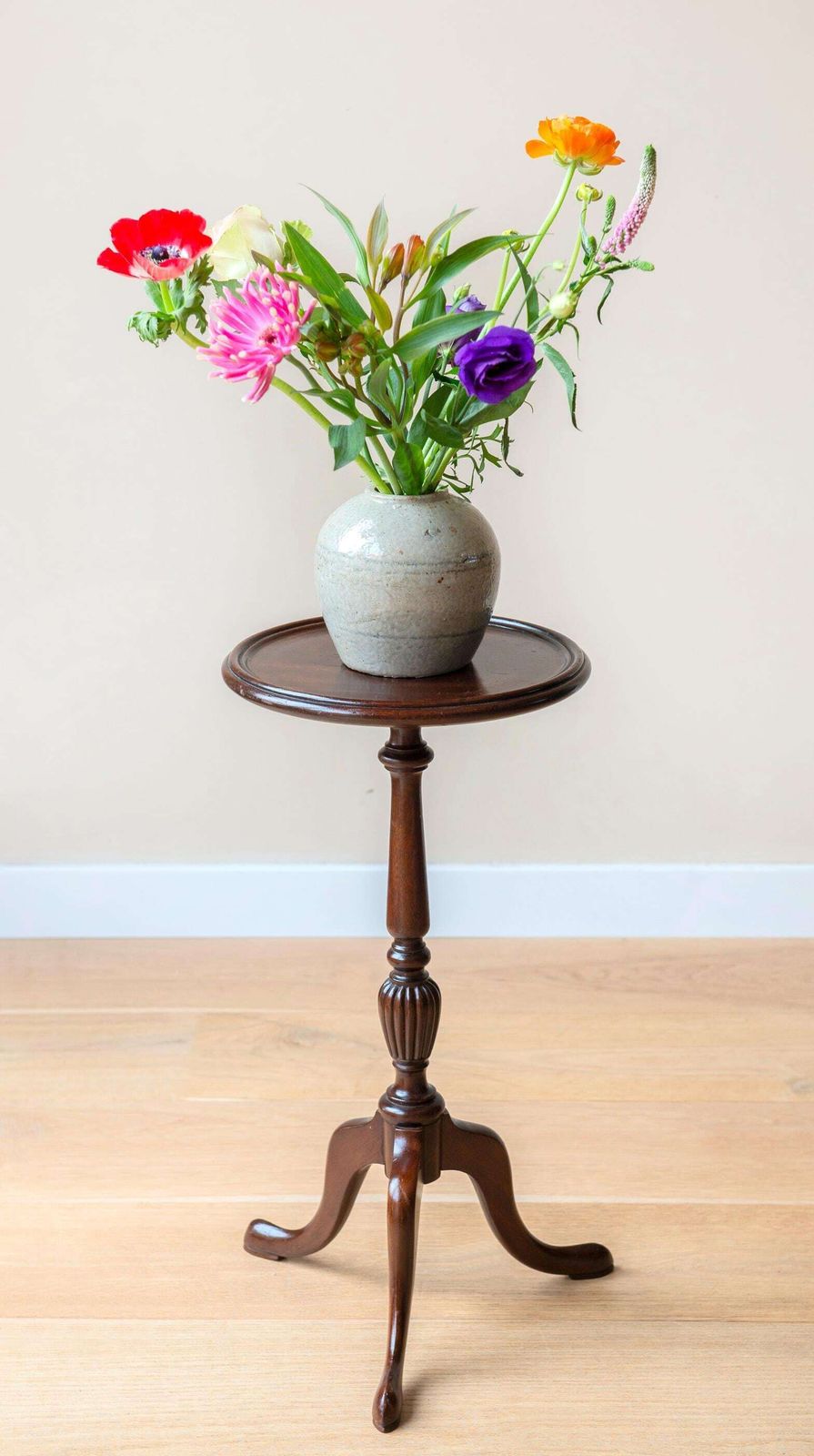 Antiek Georgisch Wijntafeltje   Driepoot Bijzettafel   Mahonie Ronde Accenttafel photo furniture