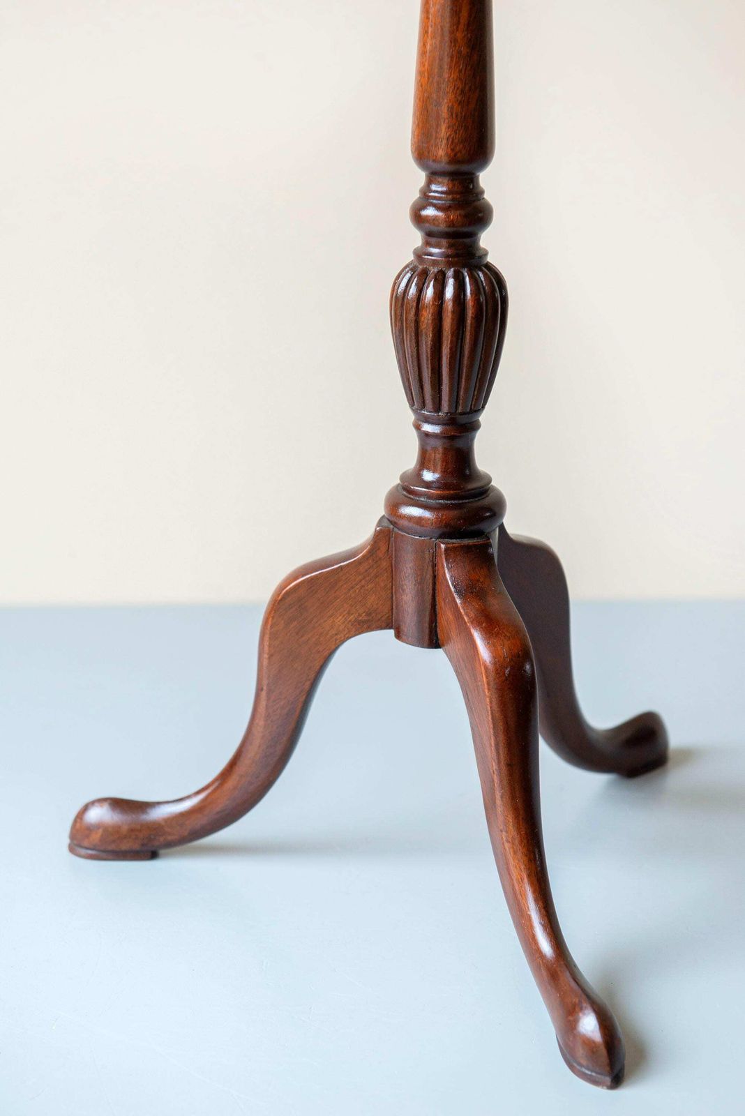 Antiek Georgisch Wijntafeltje   Driepoot Bijzettafel   Mahonie Ronde Accenttafel photo vinterior