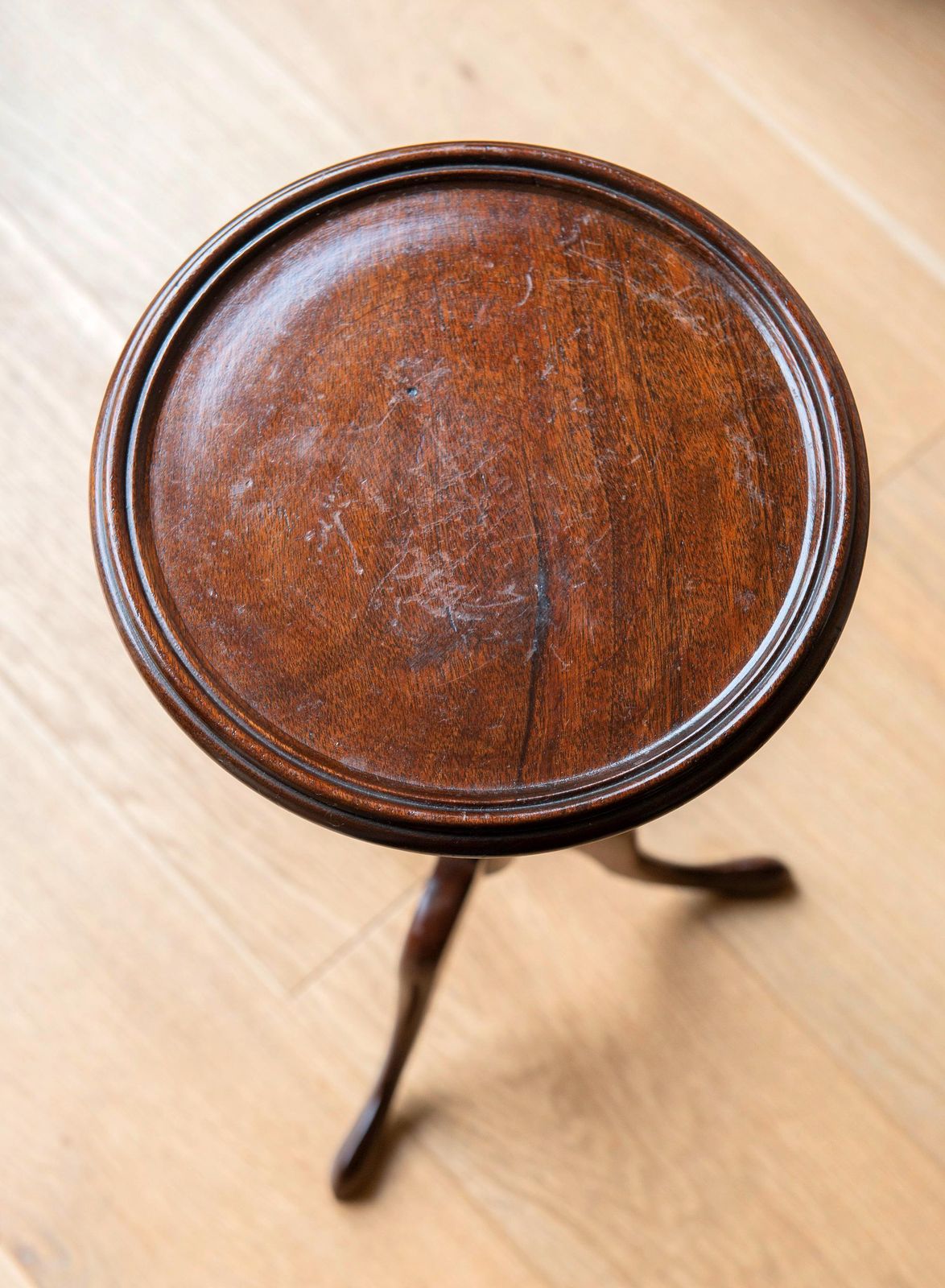 photo furniture Antiek Georgisch Wijntafeltje   Driepoot Bijzettafel   Mahonie Ronde Accenttafel