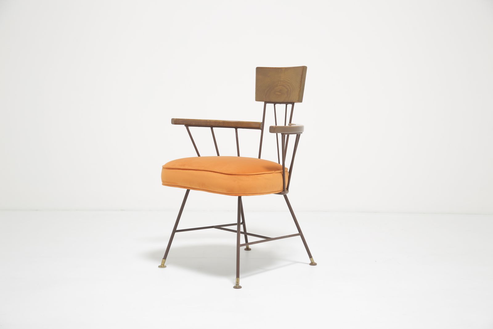 Fauteuil Richard McCarthy « Iron Age » en frêne et fer forgé, revêtement en velours orange, pour Selrite, années 1950.