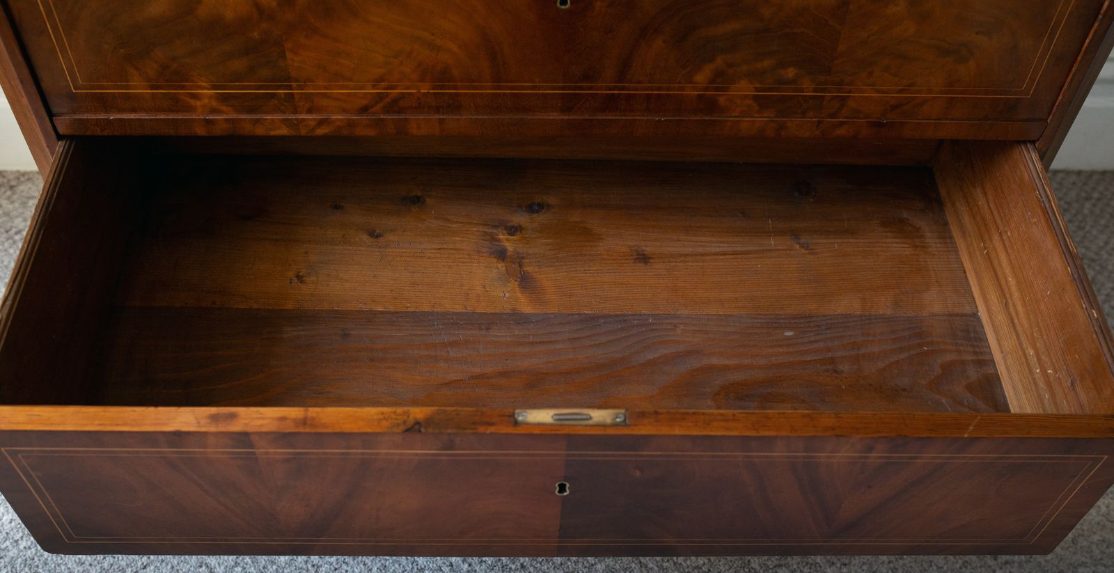 photo vinterior 19th Century Biedermeier Walnut Chest Of Drawers With Canted Corners