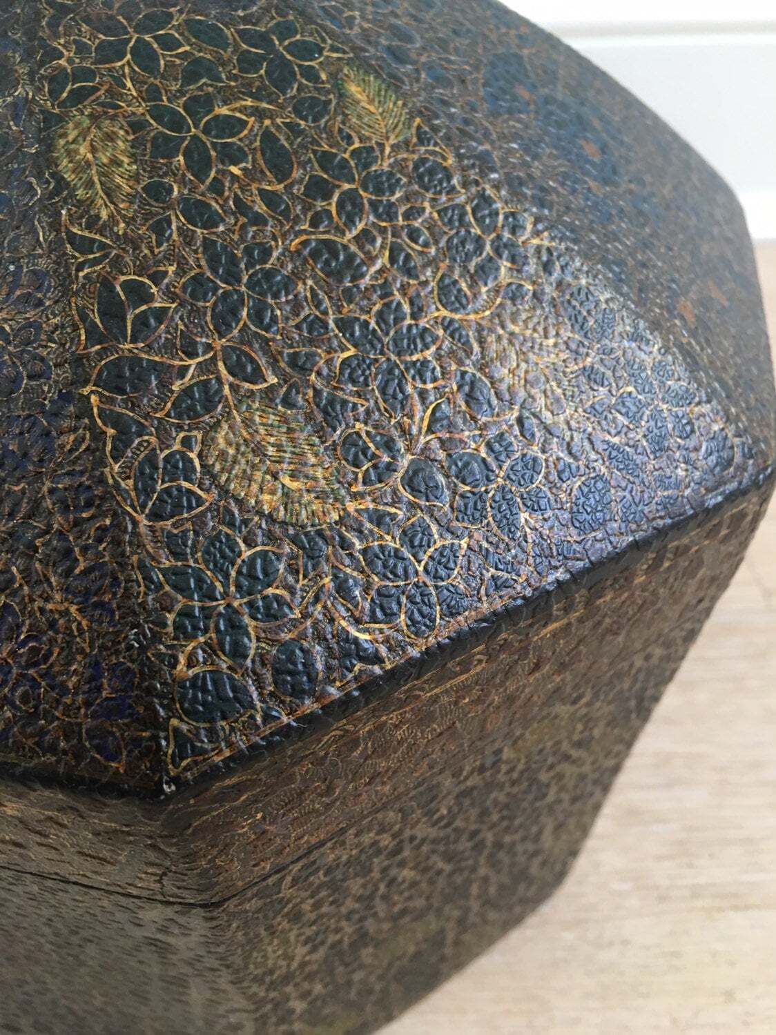 Late 19th Century Kashmiri Turban Box In Papier Mâché photo furniture