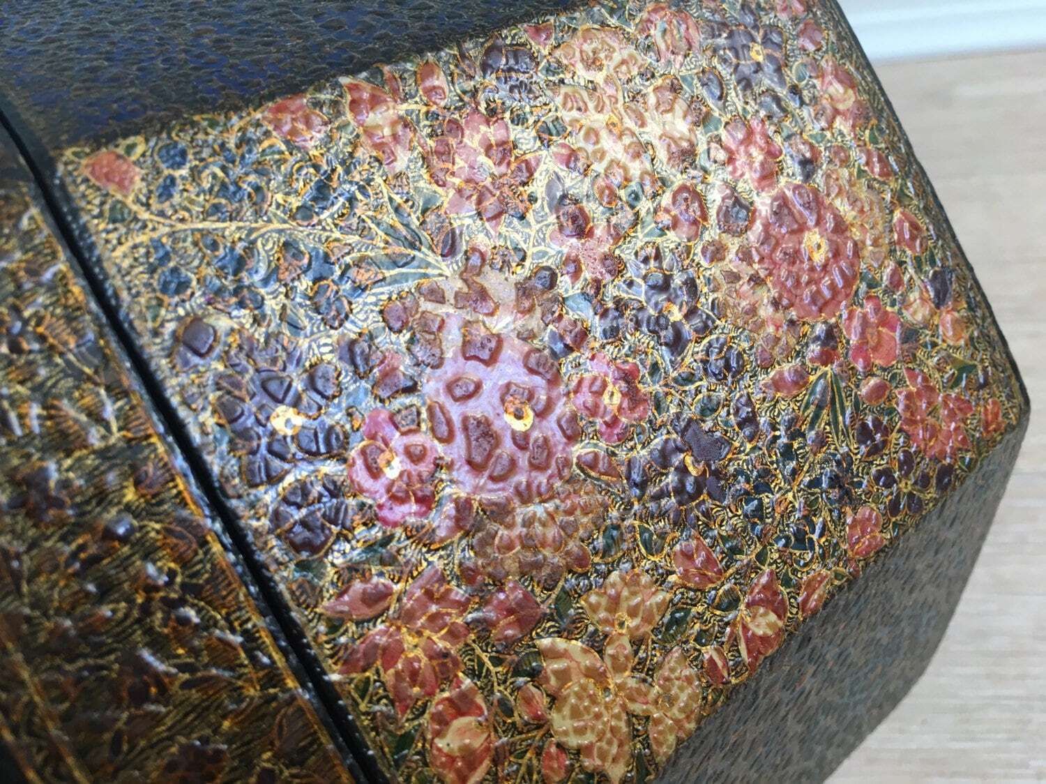 Late 19th Century Kashmiri Turban Box In Papier Mâché photo 295.0