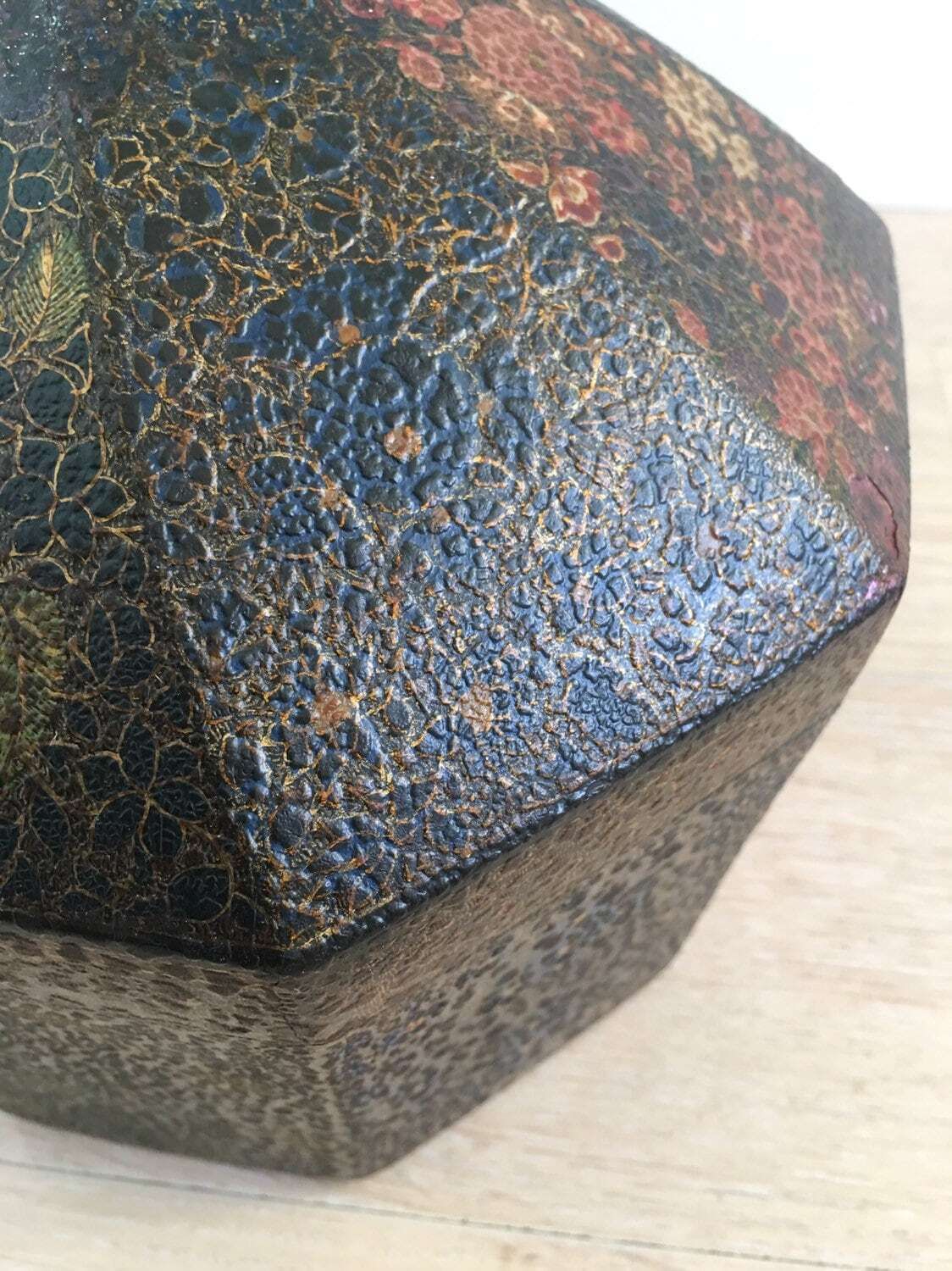 Late 19th Century Kashmiri Turban Box In Papier Mâché photo vinterior