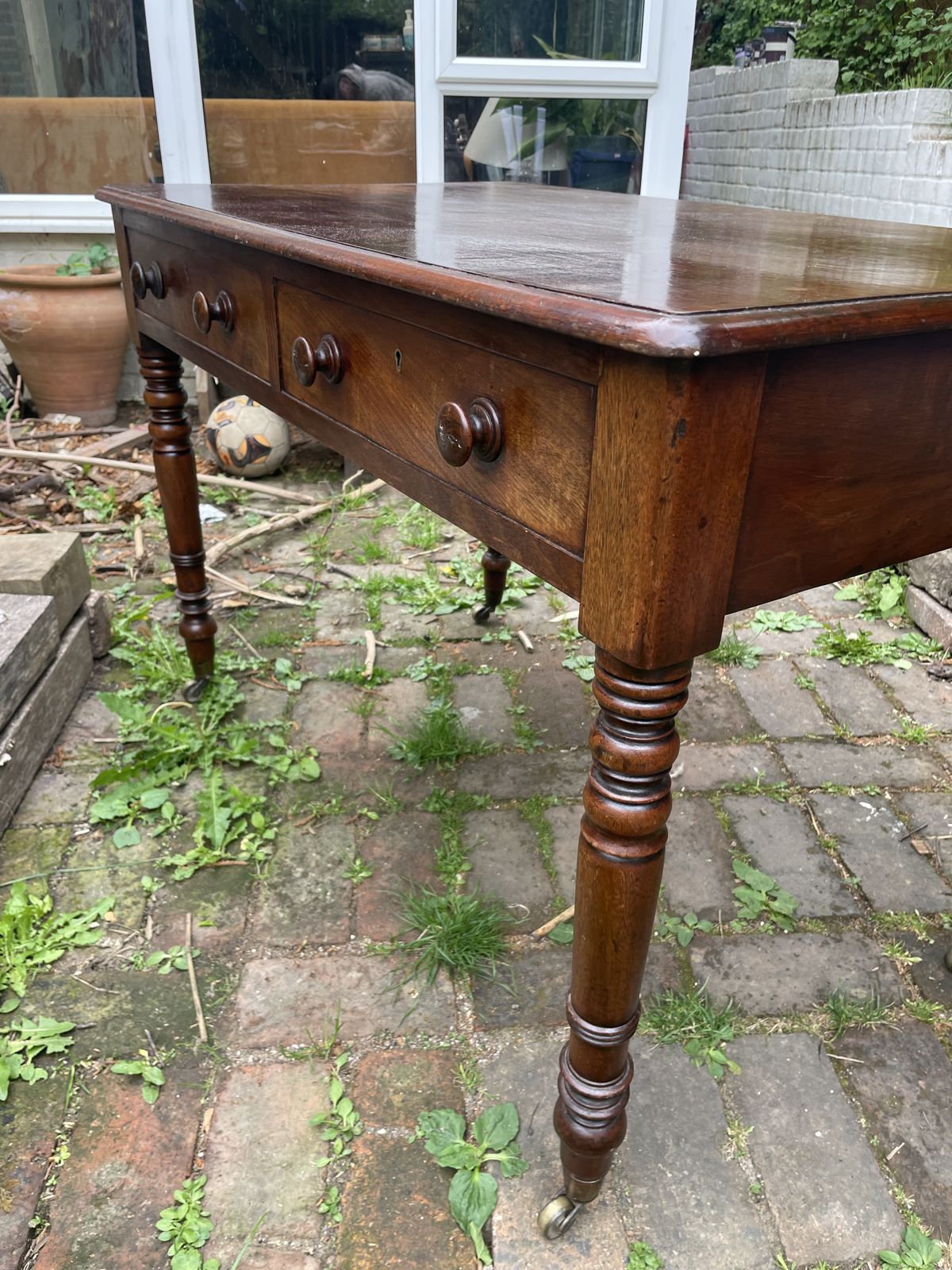 photo furniture Antique Mahogany Table Seats 4 To 6 People