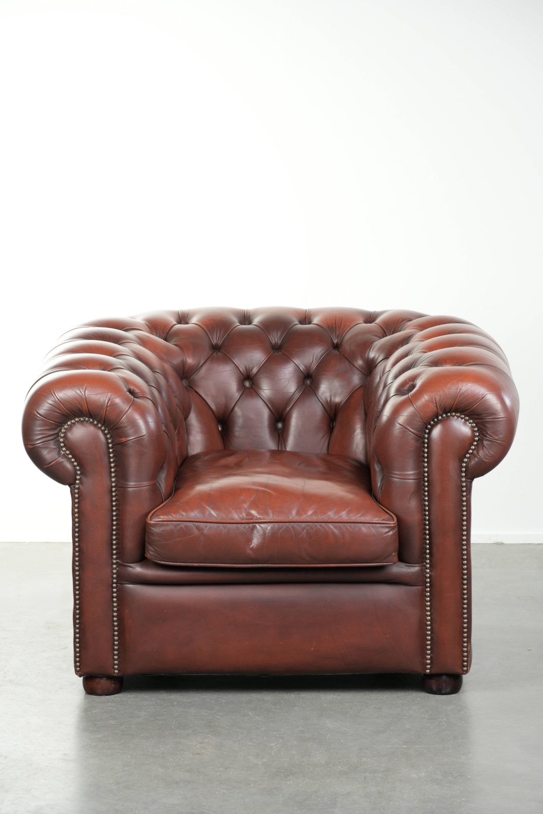 Beautiful Red/Brown Cowhide Chesterfield Armchair In A Classic English Style With A Stunning Appearance. photo furniture