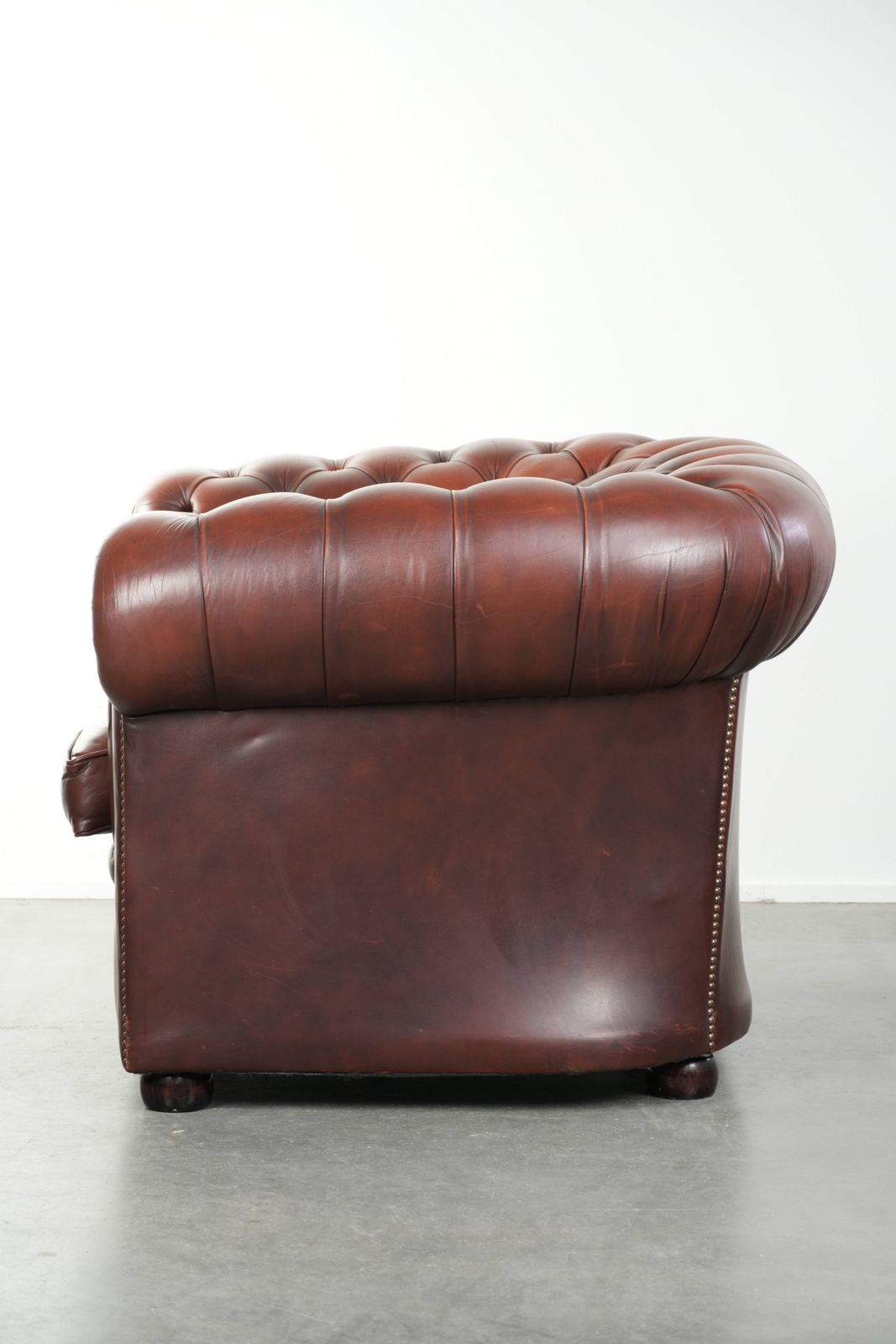 Roodbruine Chesterfield Fauteuil Van Koeienhuid In Klassieke Engelse Stijl. photo 887.0