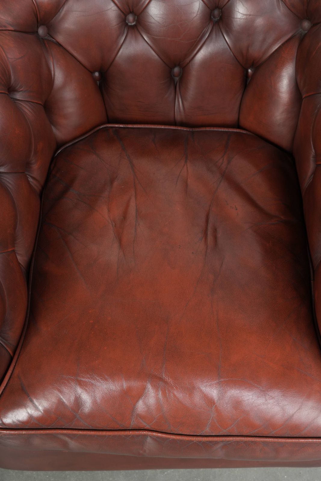 Roodbruine Chesterfield Fauteuil Van Koeienhuid In Klassieke Engelse Stijl. photo vinterior
