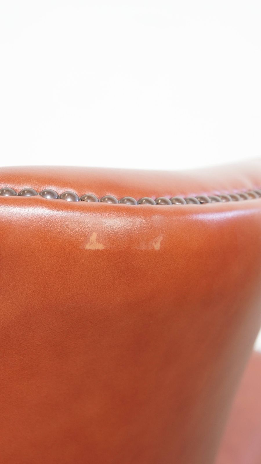 photo vintage Elegant And Comfortable Smooth English Cowhide Chesterfield Wing Armchair With Graceful Legs