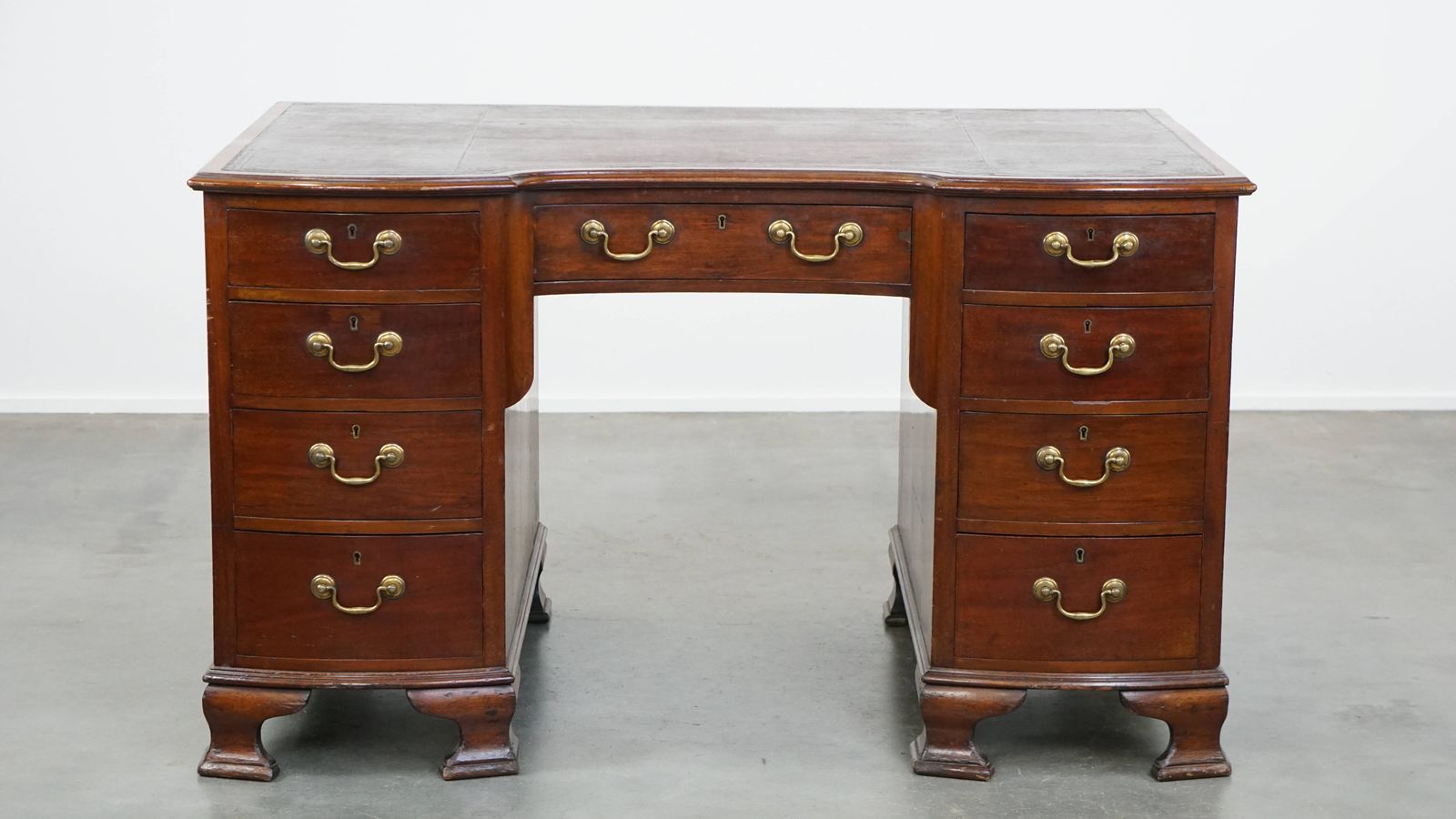 Antiek Engels Houten Bureau Uit De Eind 19e Eeuw Met Lederen Blad En Gebogen Front. photo furniture