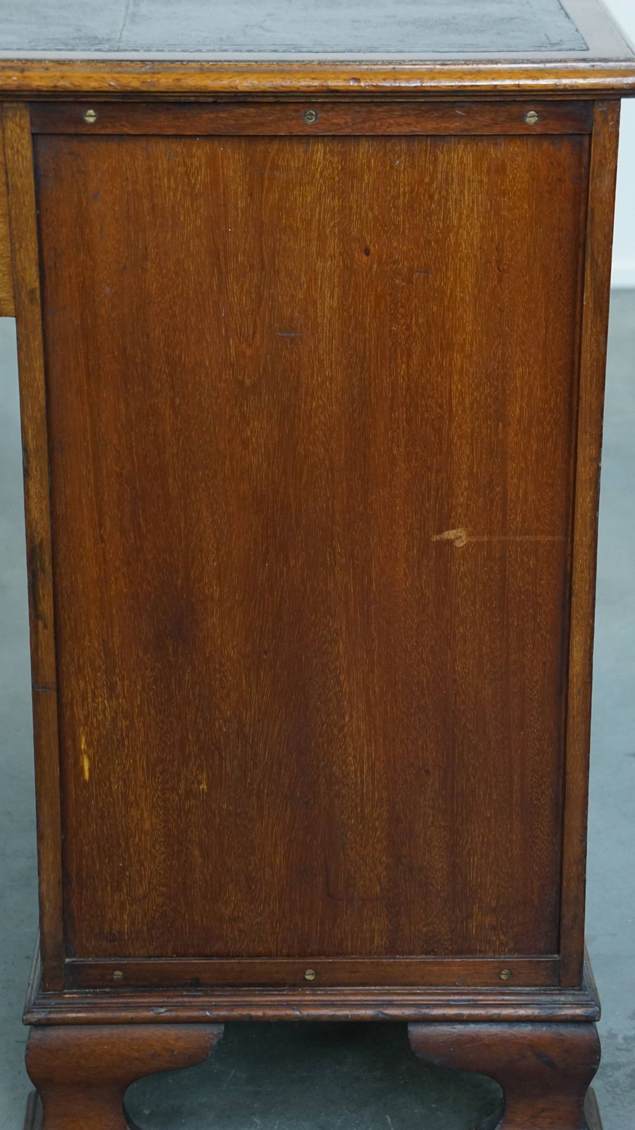 Meubels Antiek Engels Houten Bureau Uit De Eind 19e Eeuw Met Lederen Blad En Gebogen Front. photo