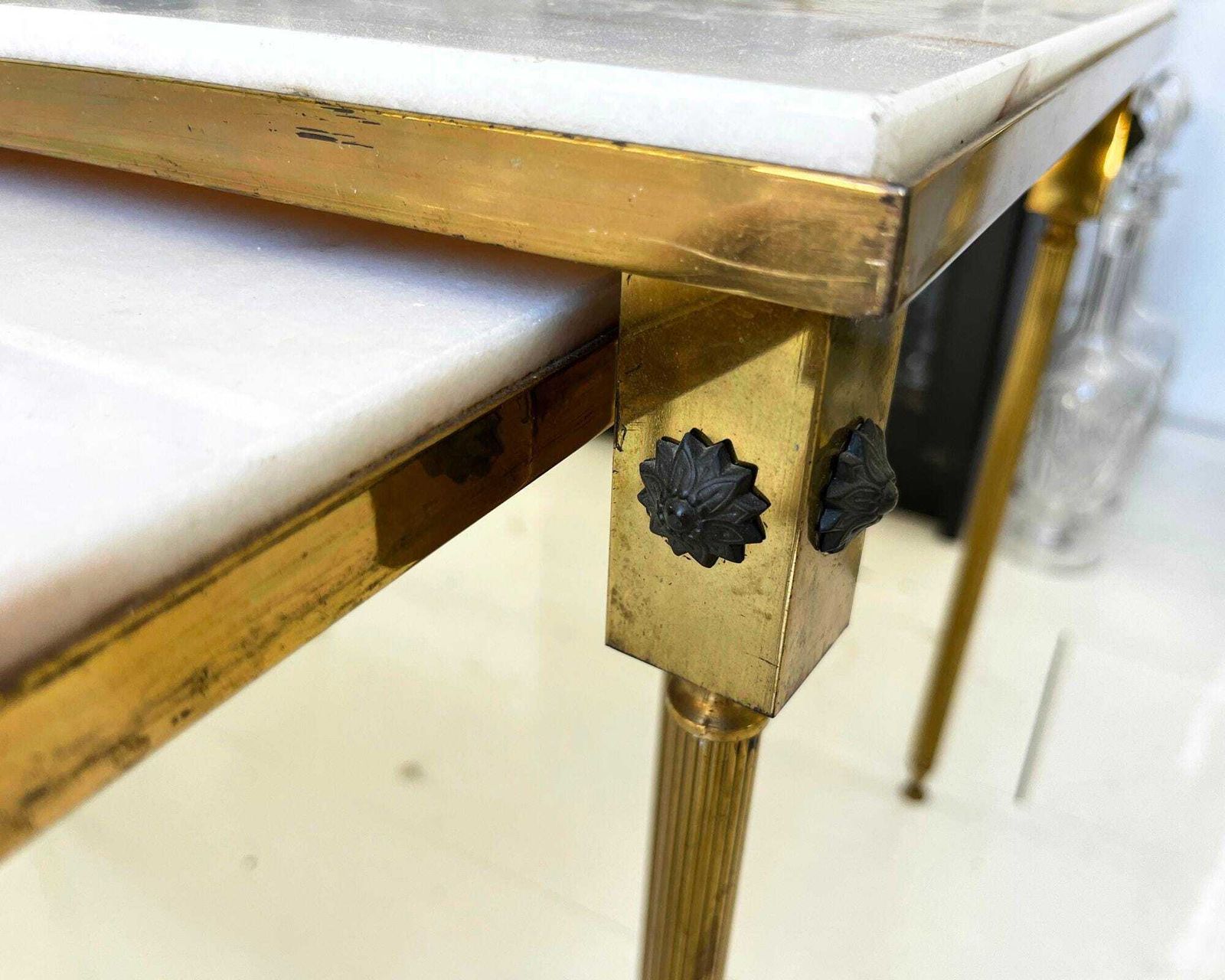 Tables gigognes, petites tables d'appoint, marbre et laiton, France photo buy