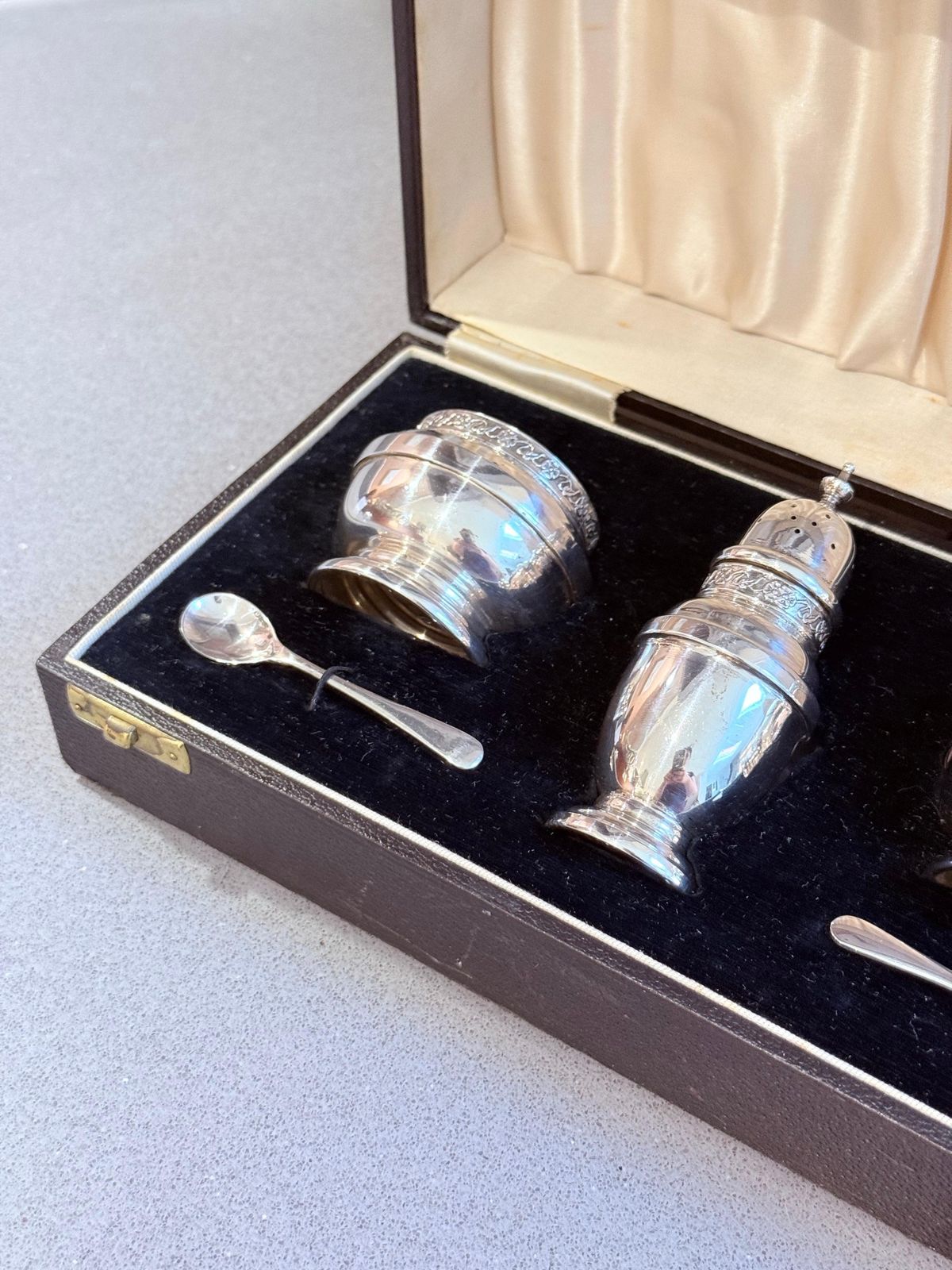 Ménagère d'époque en argent sterling dans son écrin d'origine, poinçon de Londres photo vinterior