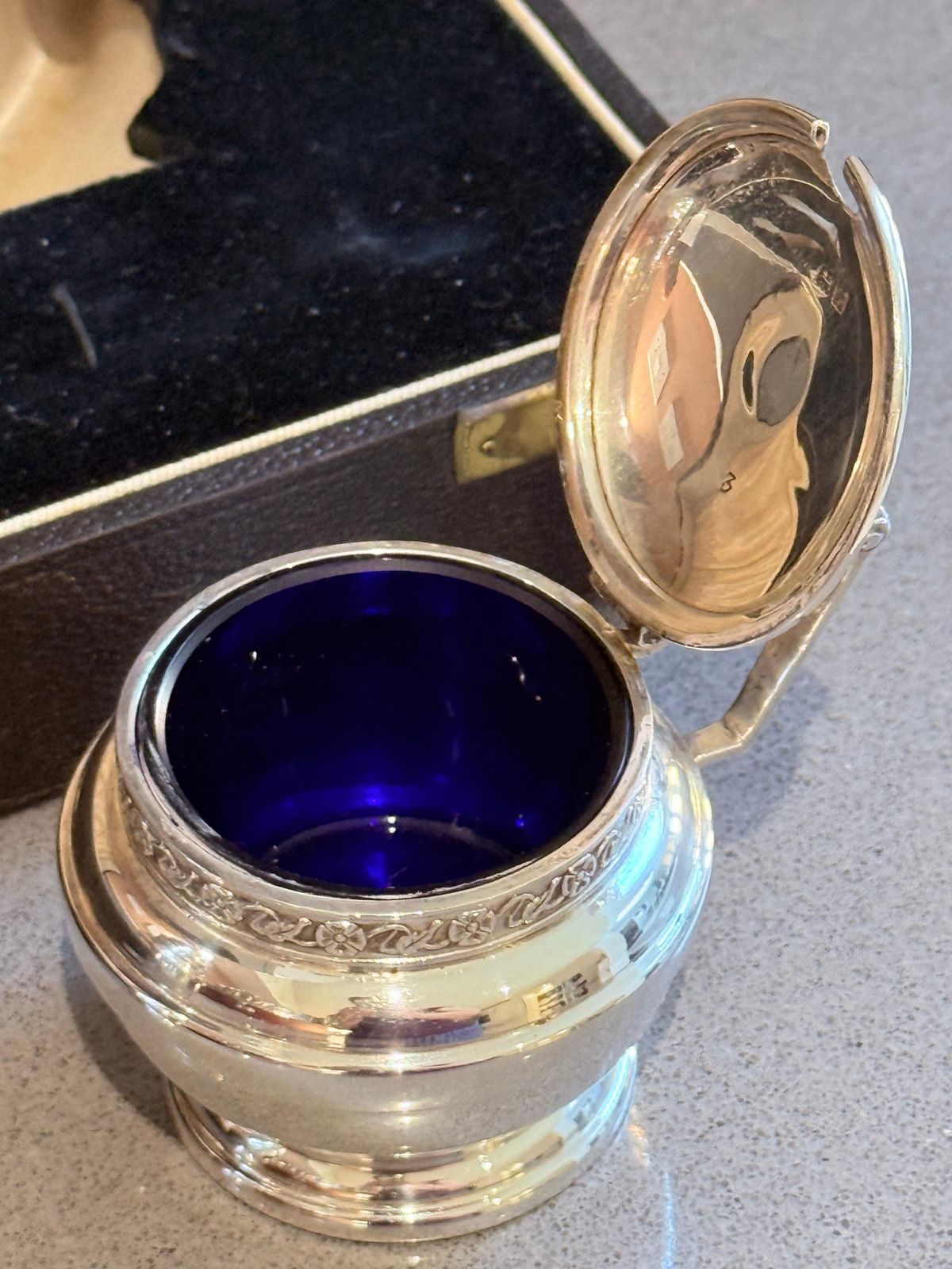 photo furniture Ménagère d'époque en argent sterling dans son écrin d'origine, poinçon de Londres