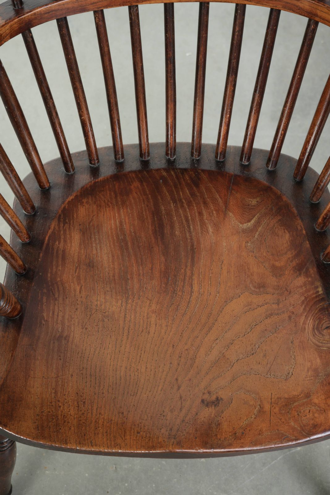 Zeldzame Antieke Engelse Windsor Stoel Met Hoge Rug Uit De 19e Eeuw, Met Mooie Patina. photo vinterior