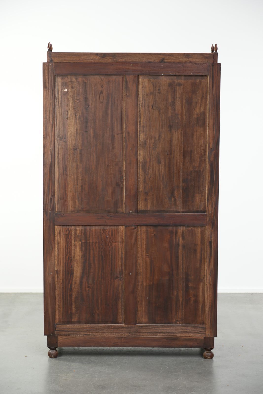 Ornate Wooden Kitchen / Leg / Bookcase With A Charming And Timeless Classic English Look From The 20th Century photo Furniture