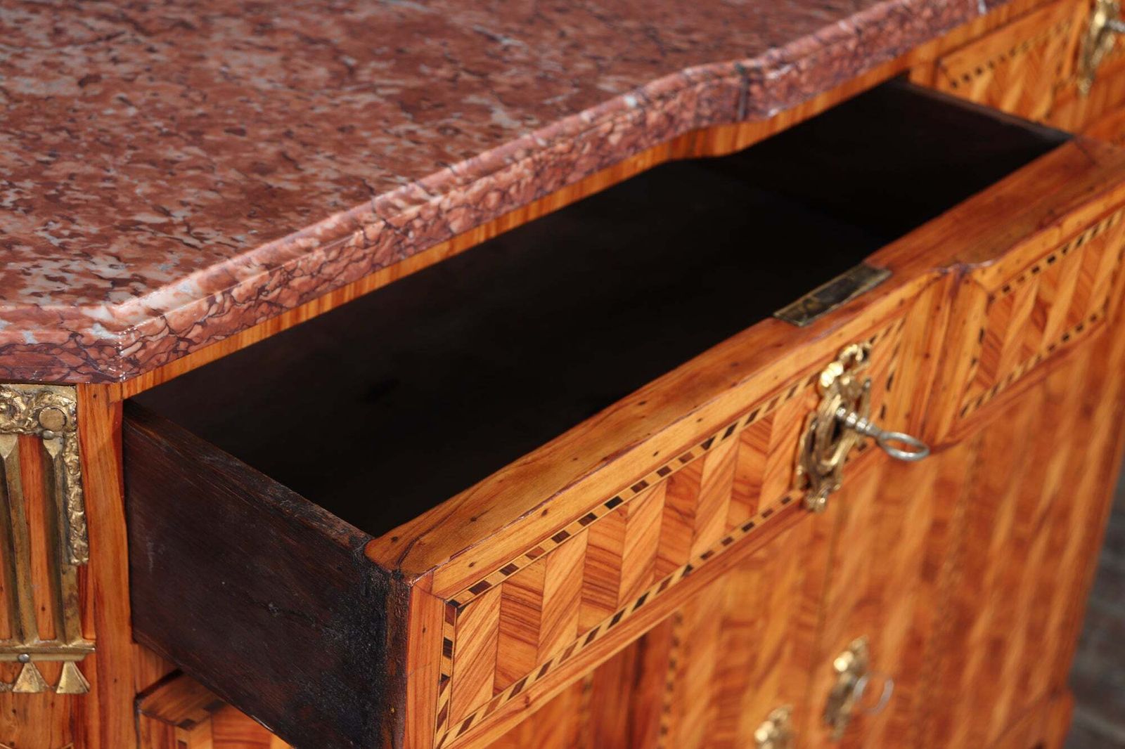 photo vintage Fine Louis XVI Tulipwood Marquetry Cabinet With Rouge Marble Top, France, Late 18th Century