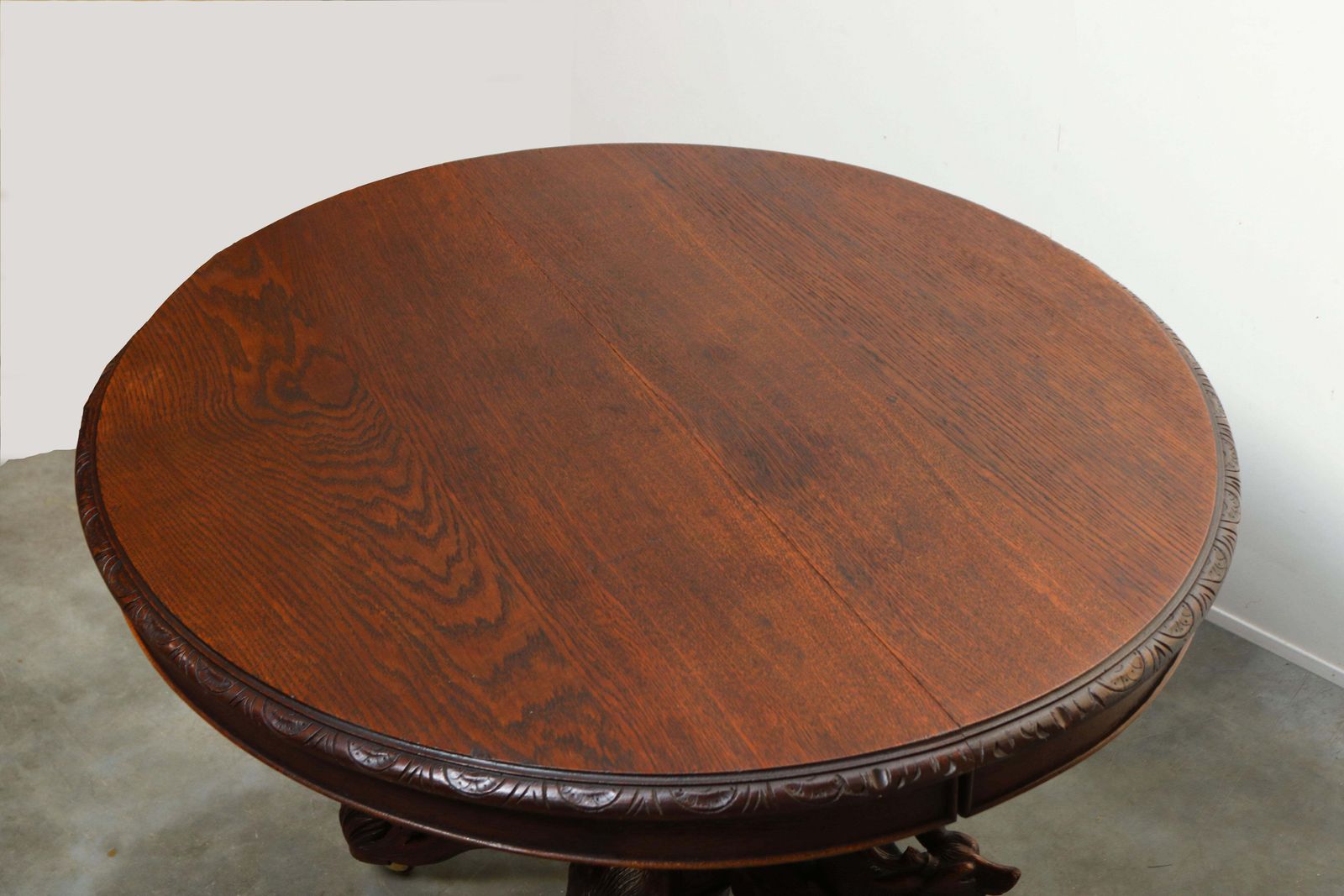 Meubels 19e-eeuwse Franse antieke eiken ovale eettafel – Black Forest-stijl met dierenmotieven photo