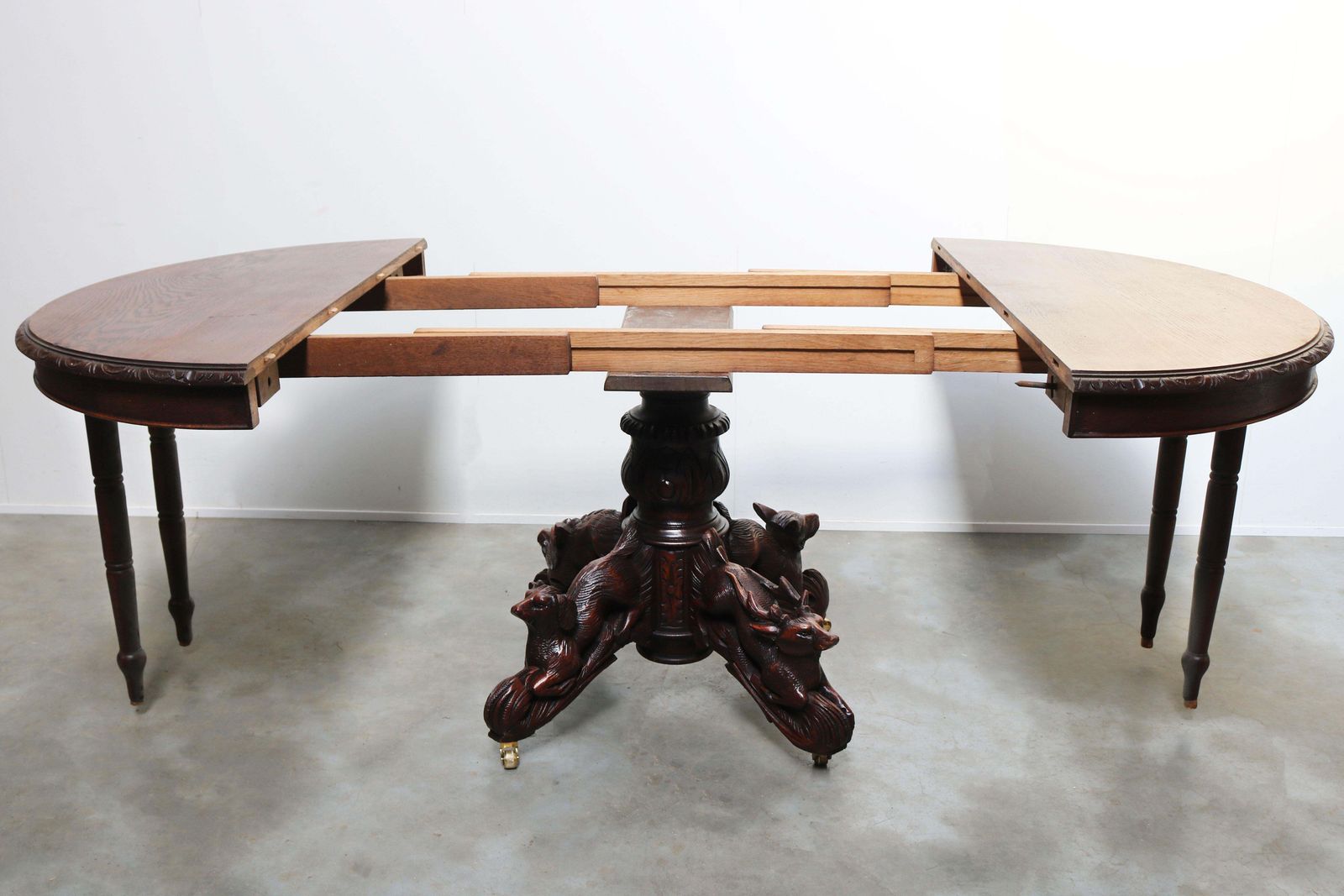 5137.0 Table à manger ovale d'époque, chêne français XIXe siècle, style Forêt-Noire, décor de chasse animalier photo