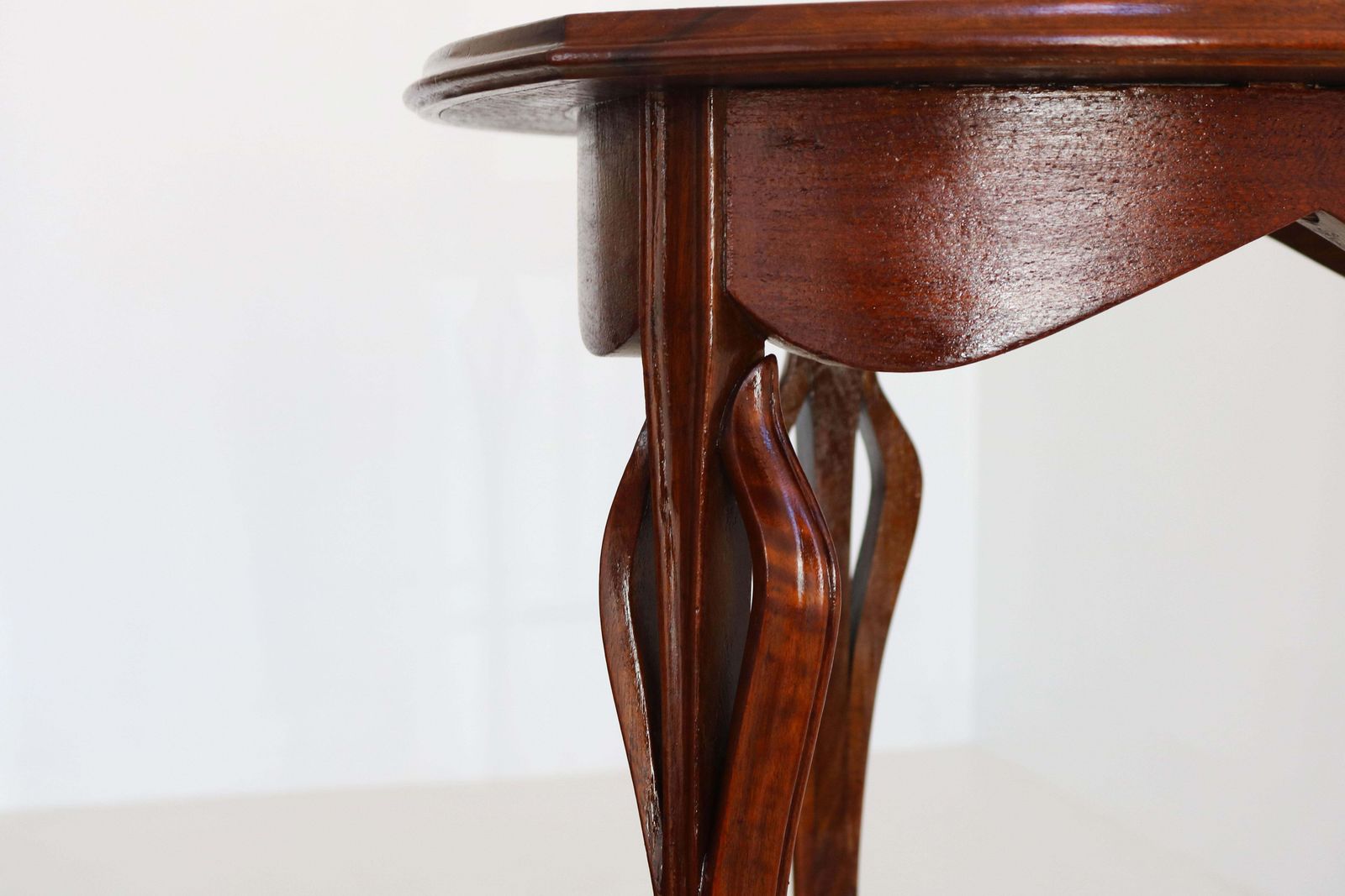 Antiek Frans Art Nouveau bijzettafeltje "Lilly", gesigneerd door Louis Majorelle, ca. 1900 photo vinterior
