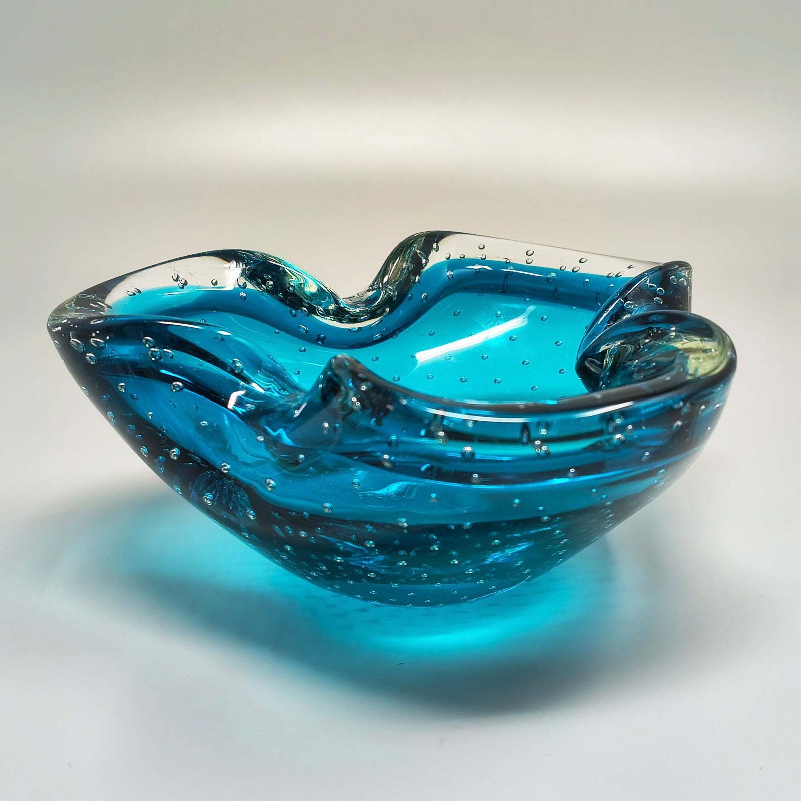 1960s Mid Century Blue Ashtray Or Catchall In Bullicante Murano Glass By Flavio Poli. photo 266.0