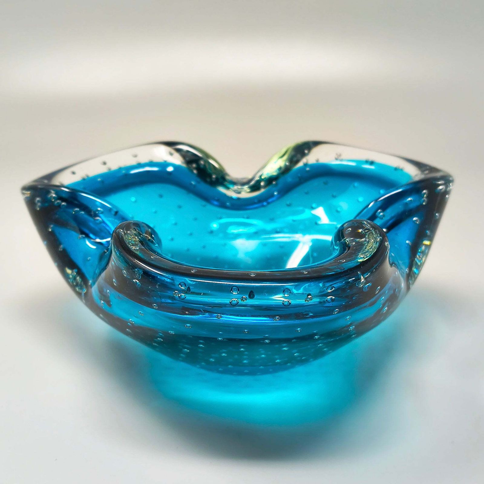 Cendrier ou vide-poche mid-century années 1960 en verre de Murano Bullicante bleu, par Flavio Poli. photo vinterior