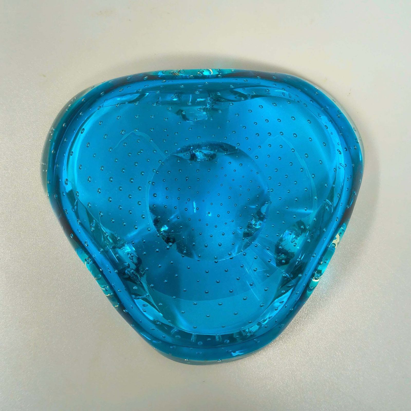 Cendrier ou vide-poche mid-century années 1960 en verre de Murano Bullicante bleu, par Flavio Poli. photo vintage