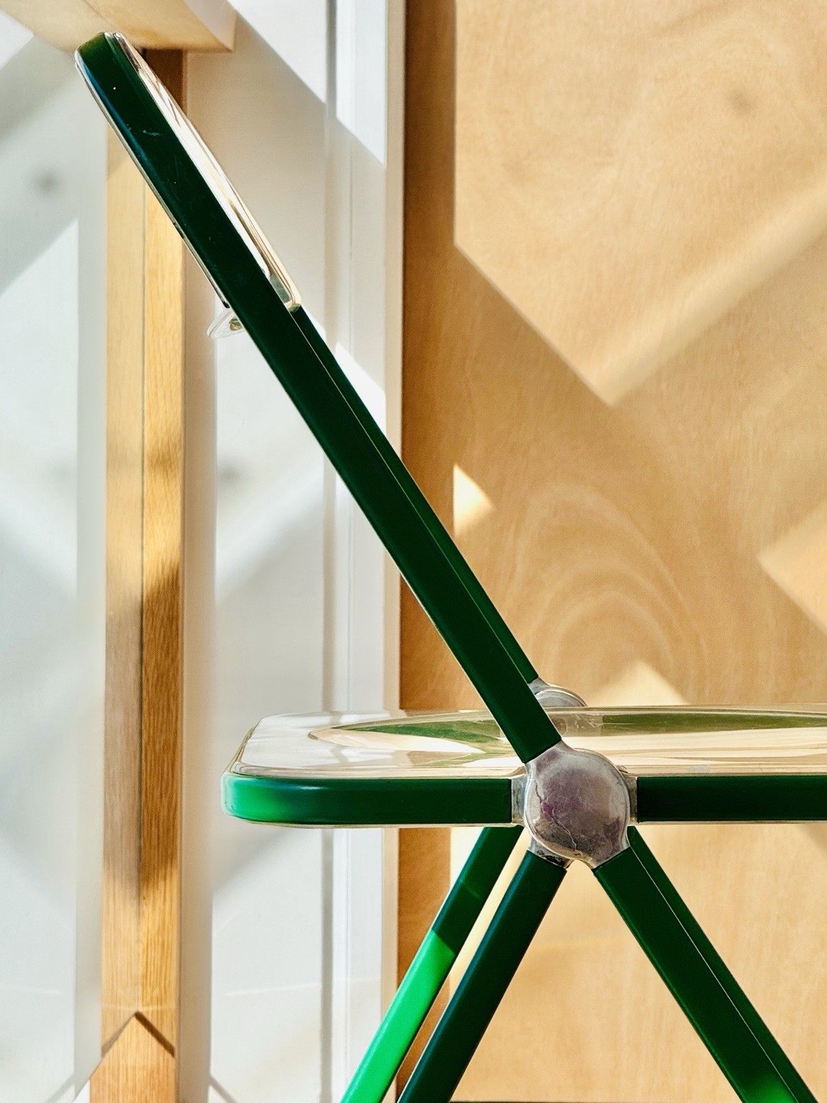 photo furniture 1960s Green Plia Folding Chair By Giancarlo Piretti Anonima Castelli A/F