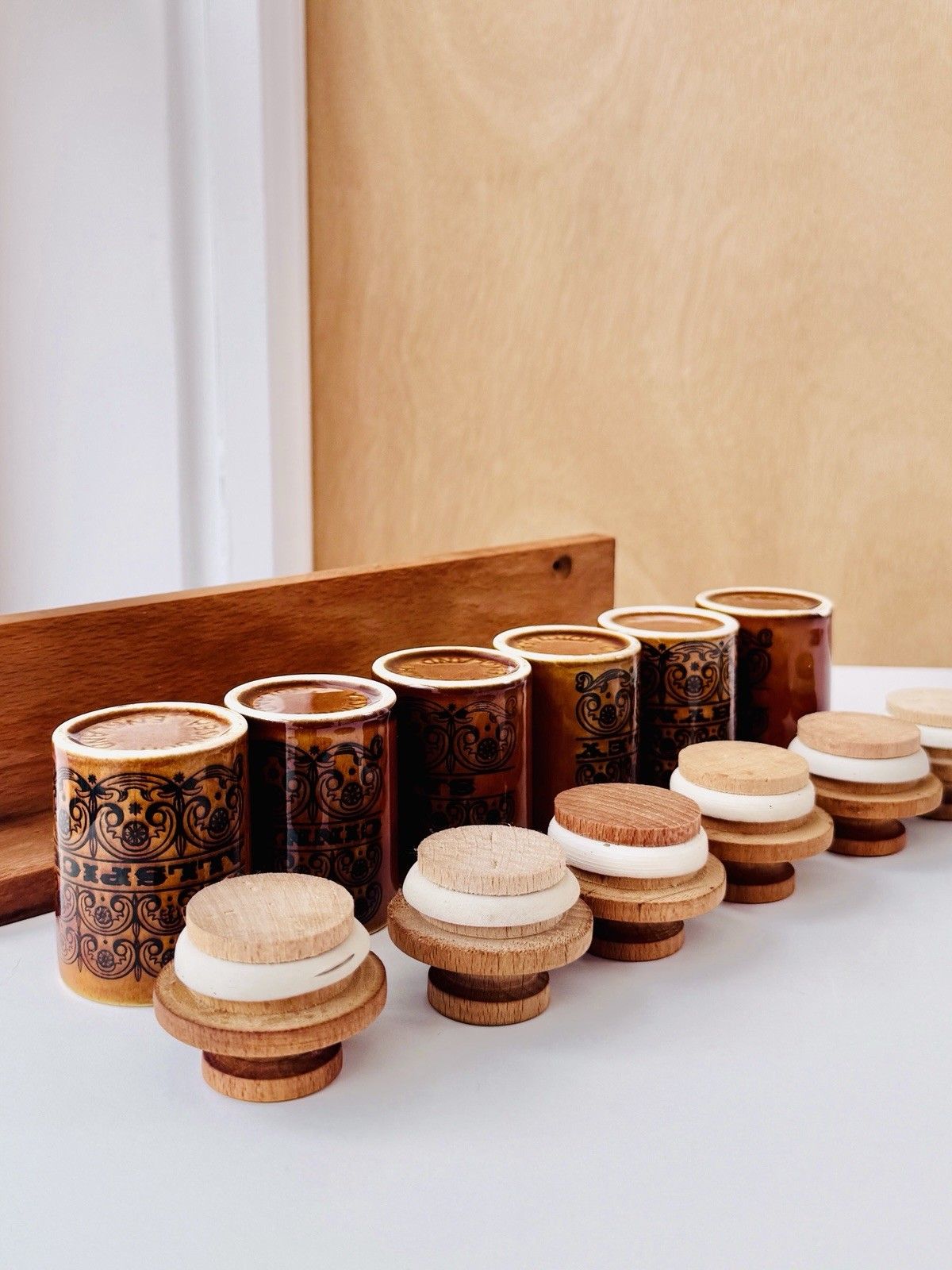 1960s Hornsea Pottery Scroll 6 Spice Jars With Turned Stoppers & Wooden Rack photo vintage