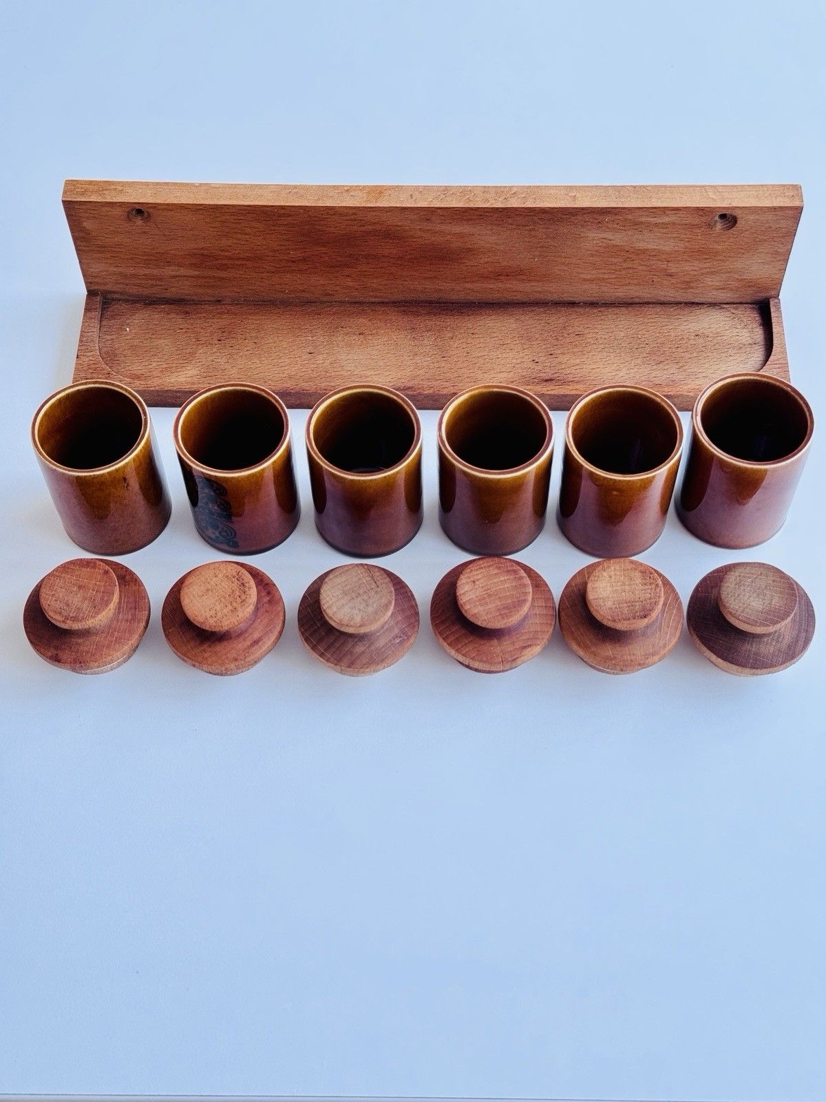 photo vintage 1960s Hornsea Pottery Scroll 6 Spice Jars With Turned Stoppers & Wooden Rack