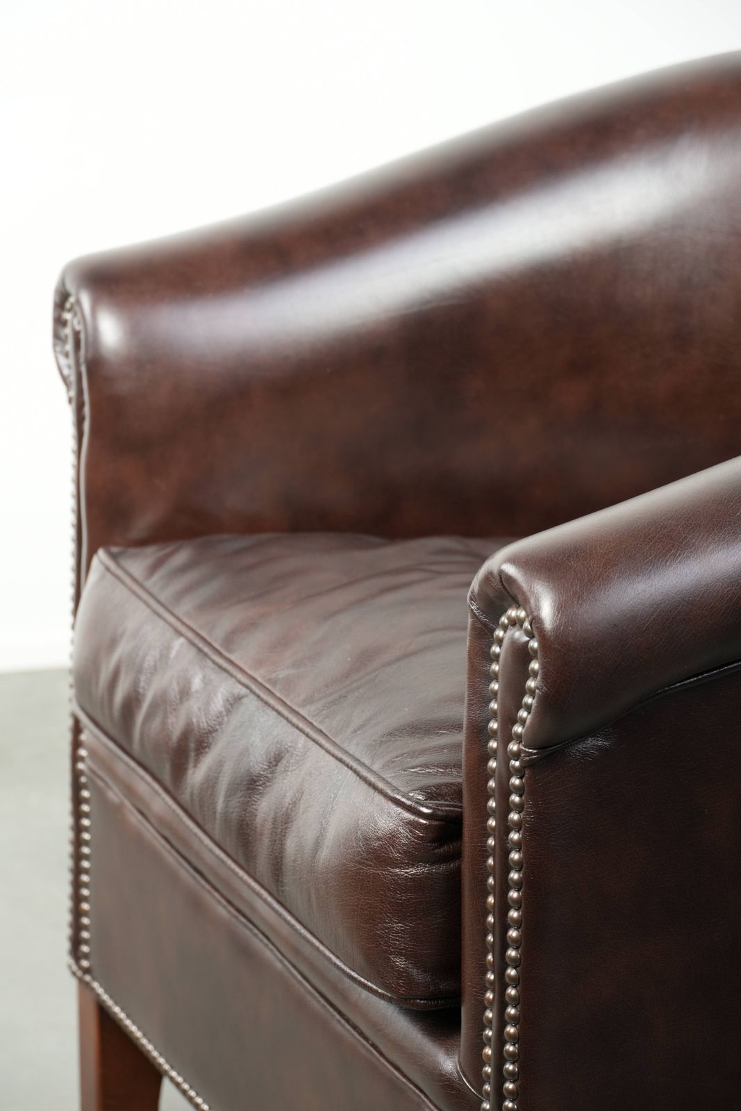 770.0 Dark Cowhide Club Armchair In Good Condition With A Timeless And Stylish English Style Design. photo