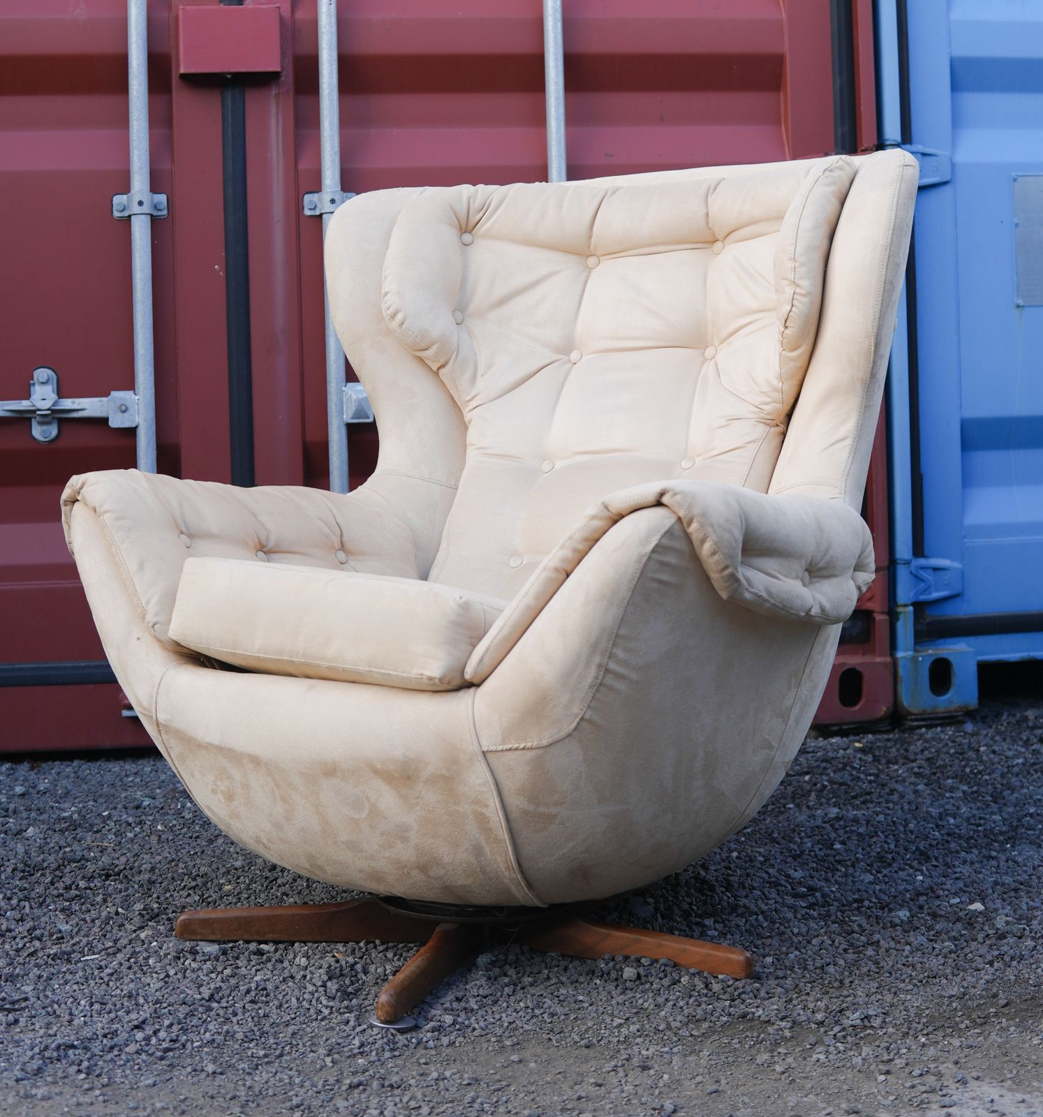 Mid Century Teak And Cream Suede Leather Swivel Chair In The Style Of Parker Knoll Statesman, 1960s photo for sale